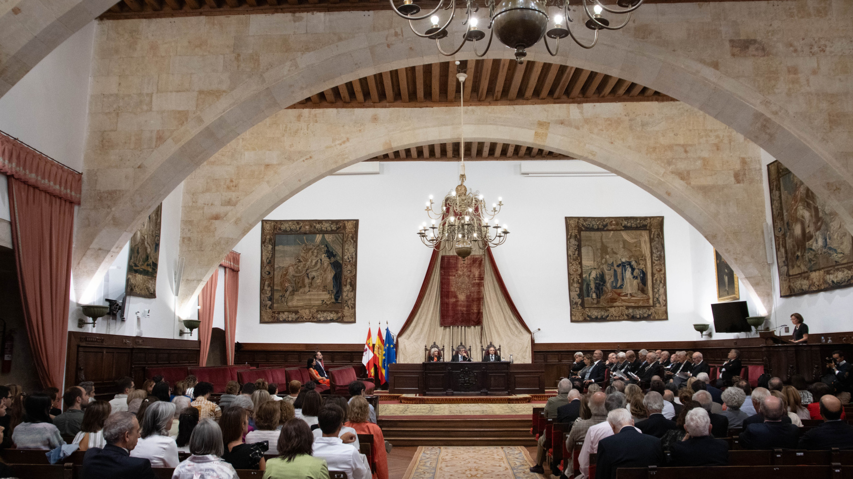 Asistentes al acto de ingreso de María Dolores Ludeña de la Cruz en la Real Academia de Medicina de Salamanca