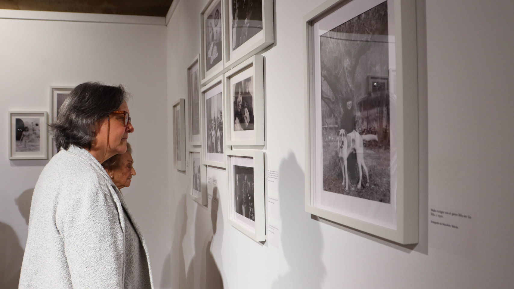 Visitantes de la exposición observando las fotografías de Mako Artigas