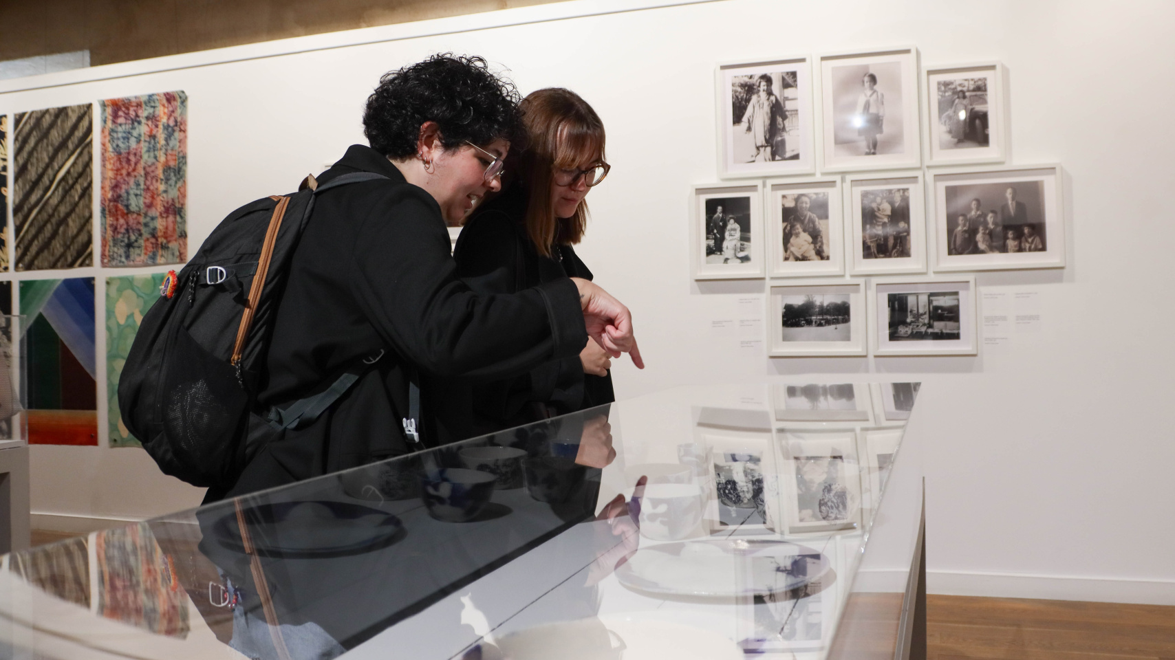 Visitantes de la exposición admirando las cerámicas