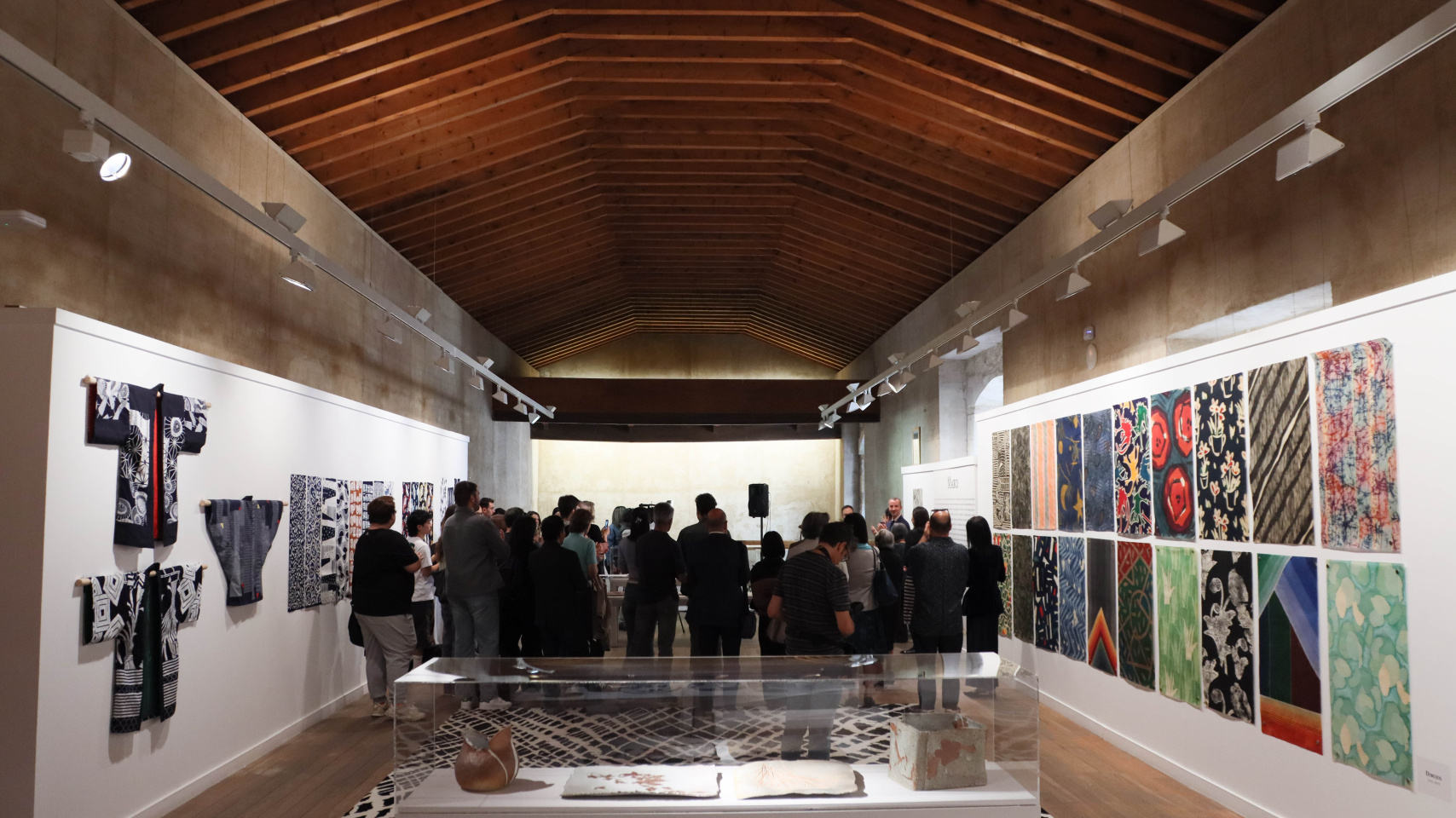 Aula Magna SM La Emperatriz Michiko durante la exposición 'MAKO. El sonido de los pétalos'