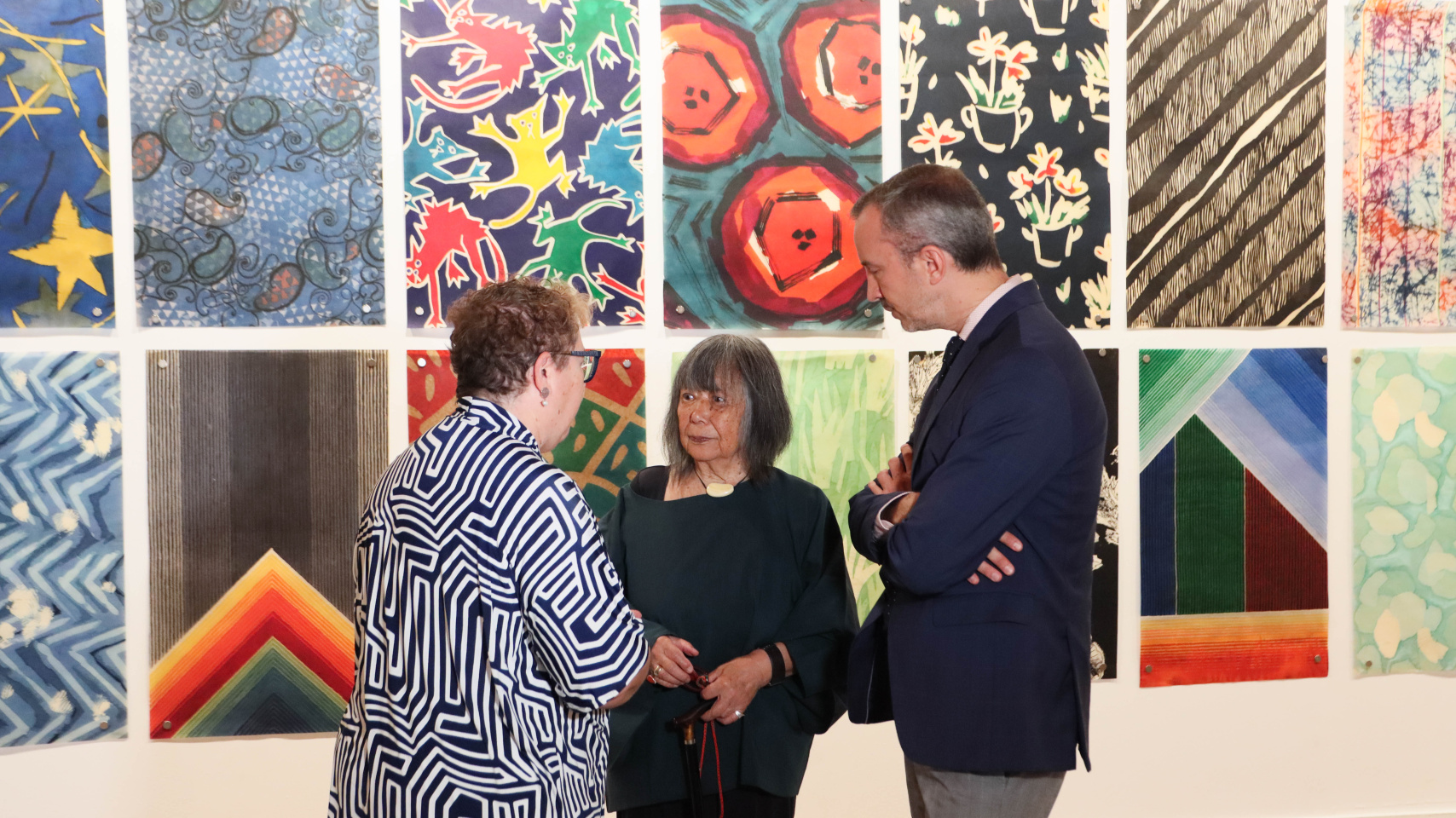 La vicerrectora del Cultura, Matilde Olarte, junto a la artista Mako Artigas y Javier Parrondo
