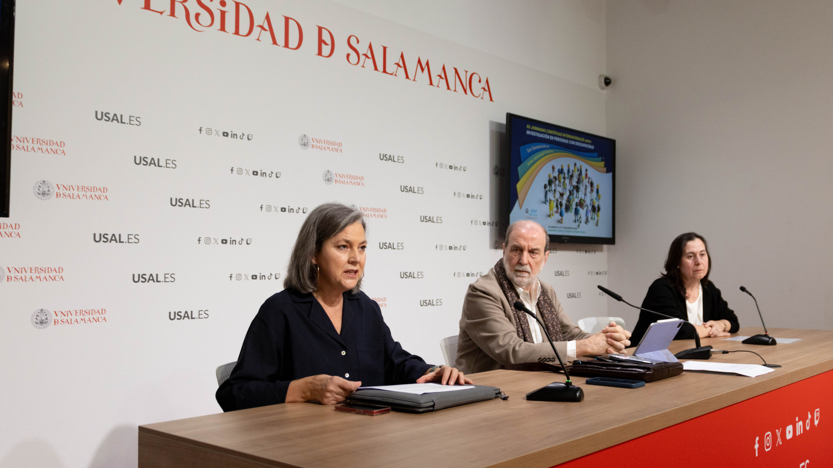 Presentación de las XII Jornadas Científicas Internacionales de Investigación sobre Discapacidad. De izq. a dcha.: Manuela Crespo, Miguel Ángel Verdugo y Teresa Nieto.