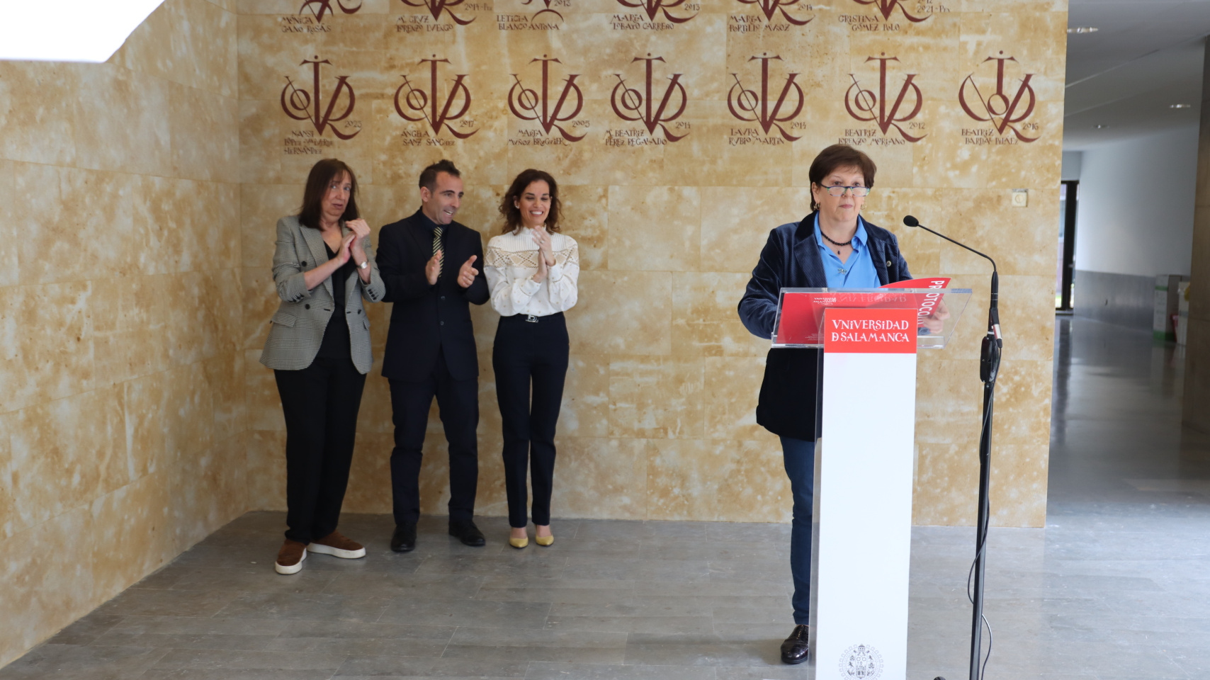 La Clínica Odontológica de la USAL conmemora el 8M con el descubrimiento de los vítores de 13 doctoras