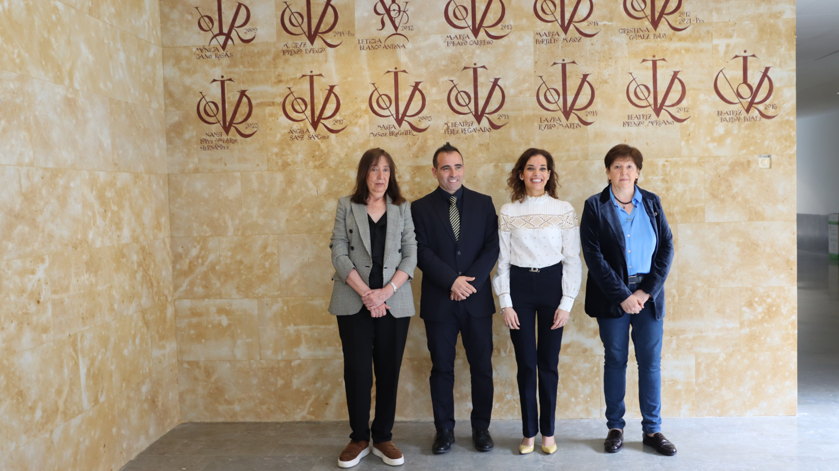 La Clínica Odontológica de la USAL conmemora el 8M con el descubrimiento de los vítores de 13 doctoras