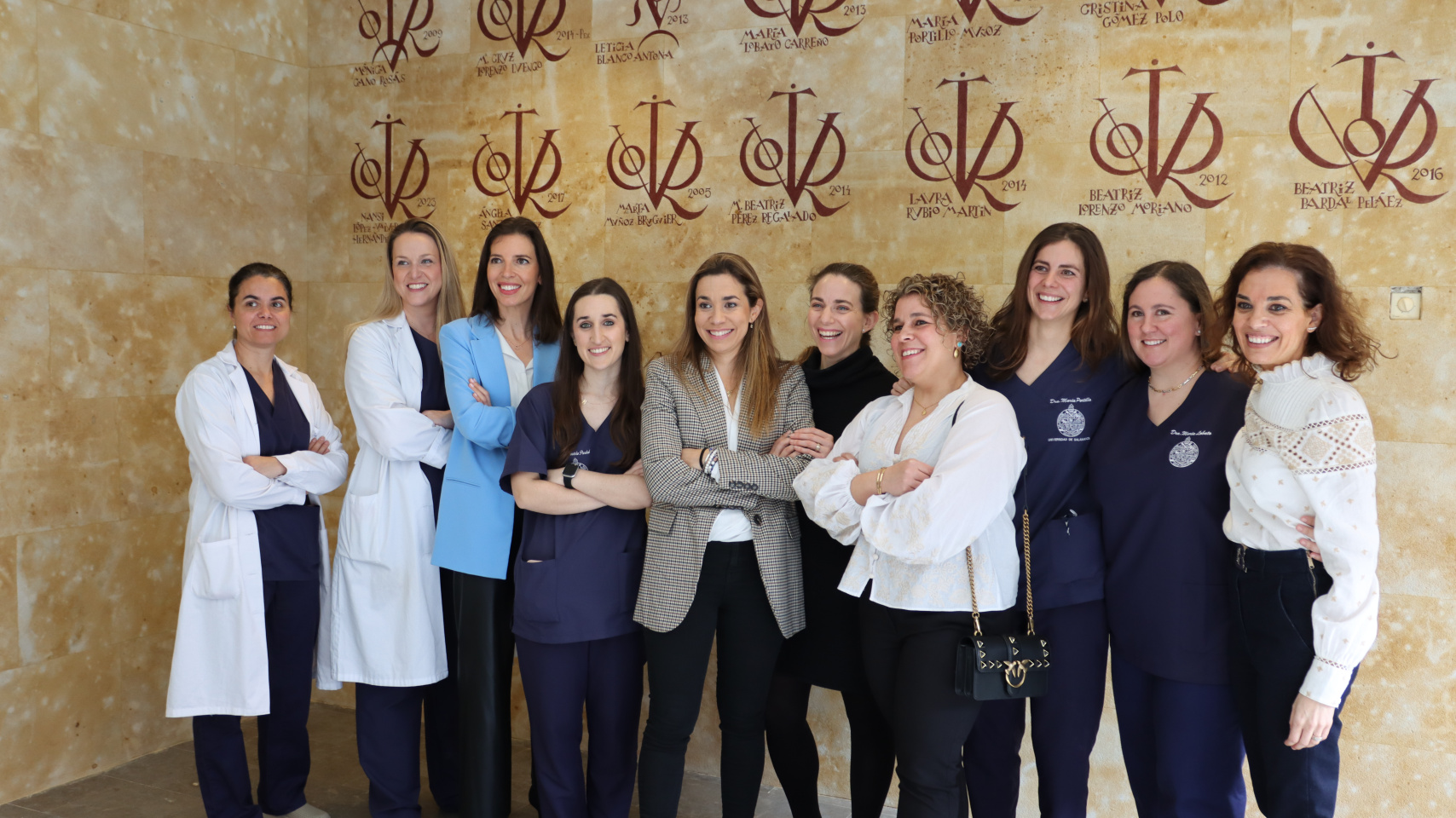 La Clínica Odontológica de la USAL conmemora el 8M con el descubrimiento de los vítores de 13 doctoras