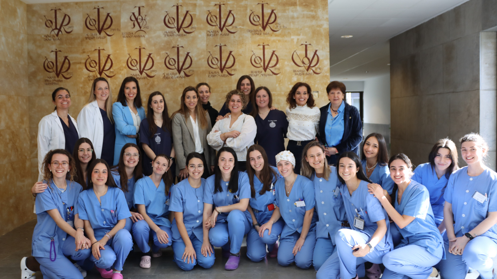 La Clínica Odontológica de la USAL conmemora el 8M con el descubrimiento de los vítores de 13 doctoras