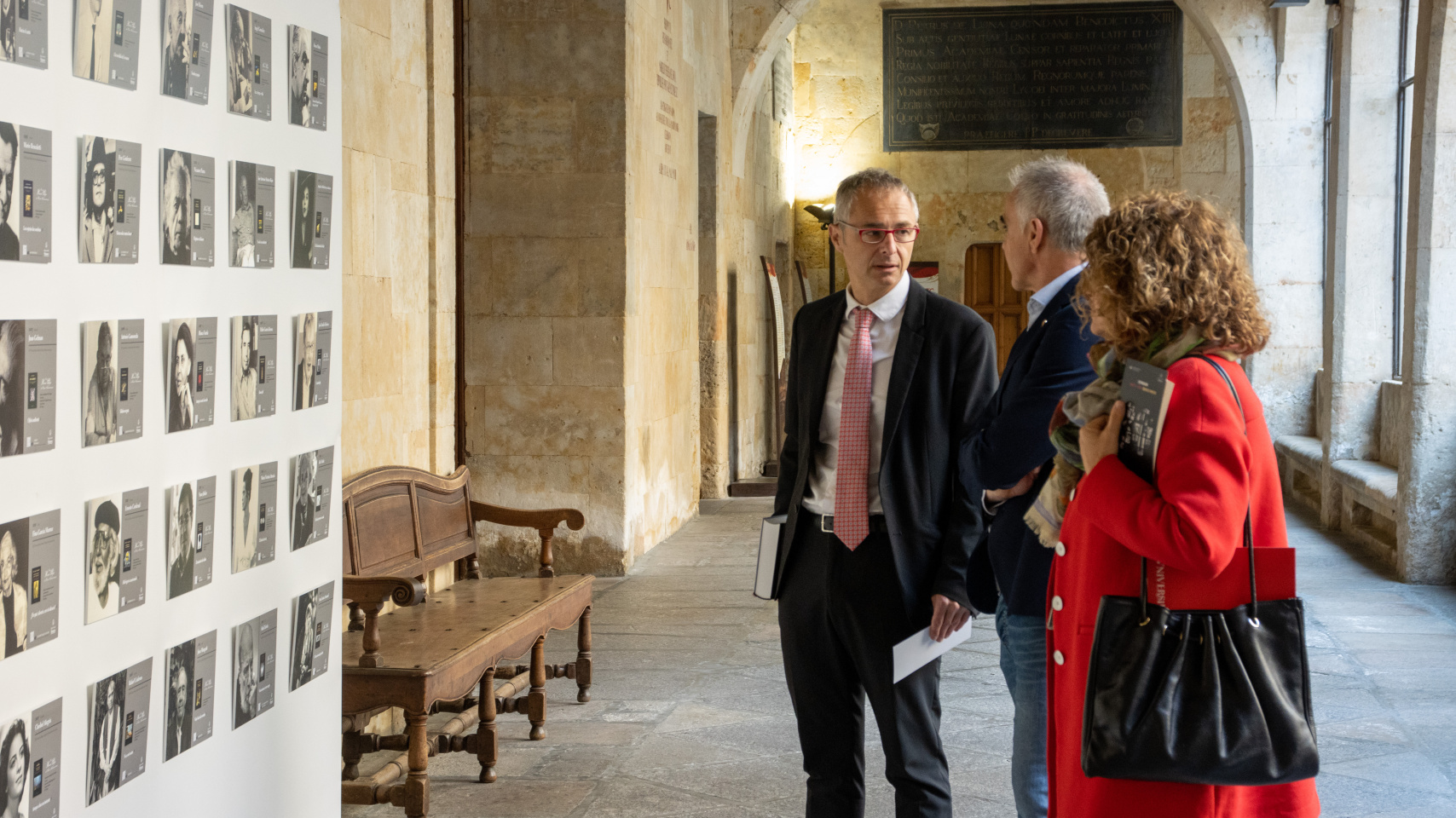 Ricardo Rivero visitando la exposición "30 años, 30 poetas"