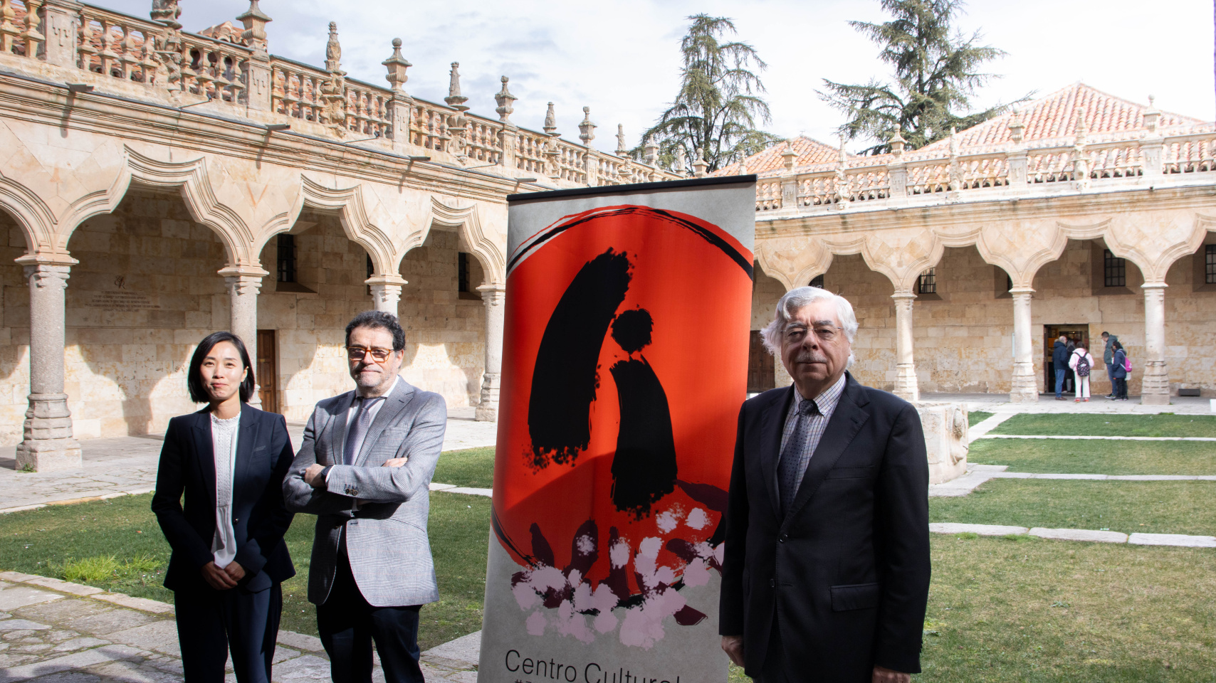 Chihiro Sugiyama, asesora cultural del CCHJ; José Abel Flores, director del CCHJ; y Román Álvarez, presidente del jurado de Haikugráfica; y