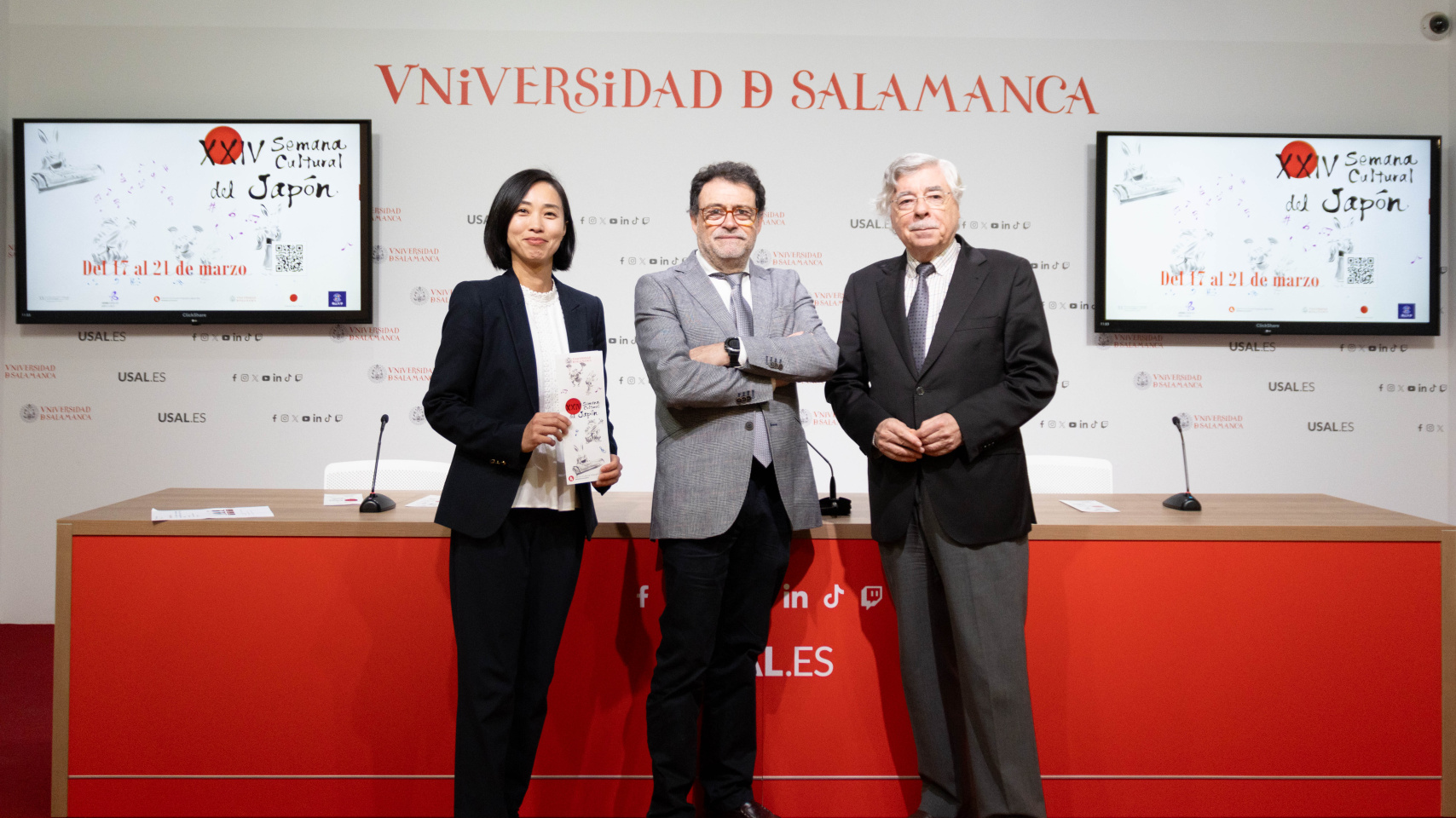 Chihiro Sugiyama, asesora cultural del CCHJ; José Abel Flores, director del CCHJ; y Román Álvarez, presidente del jurado de Haikugráfica; y