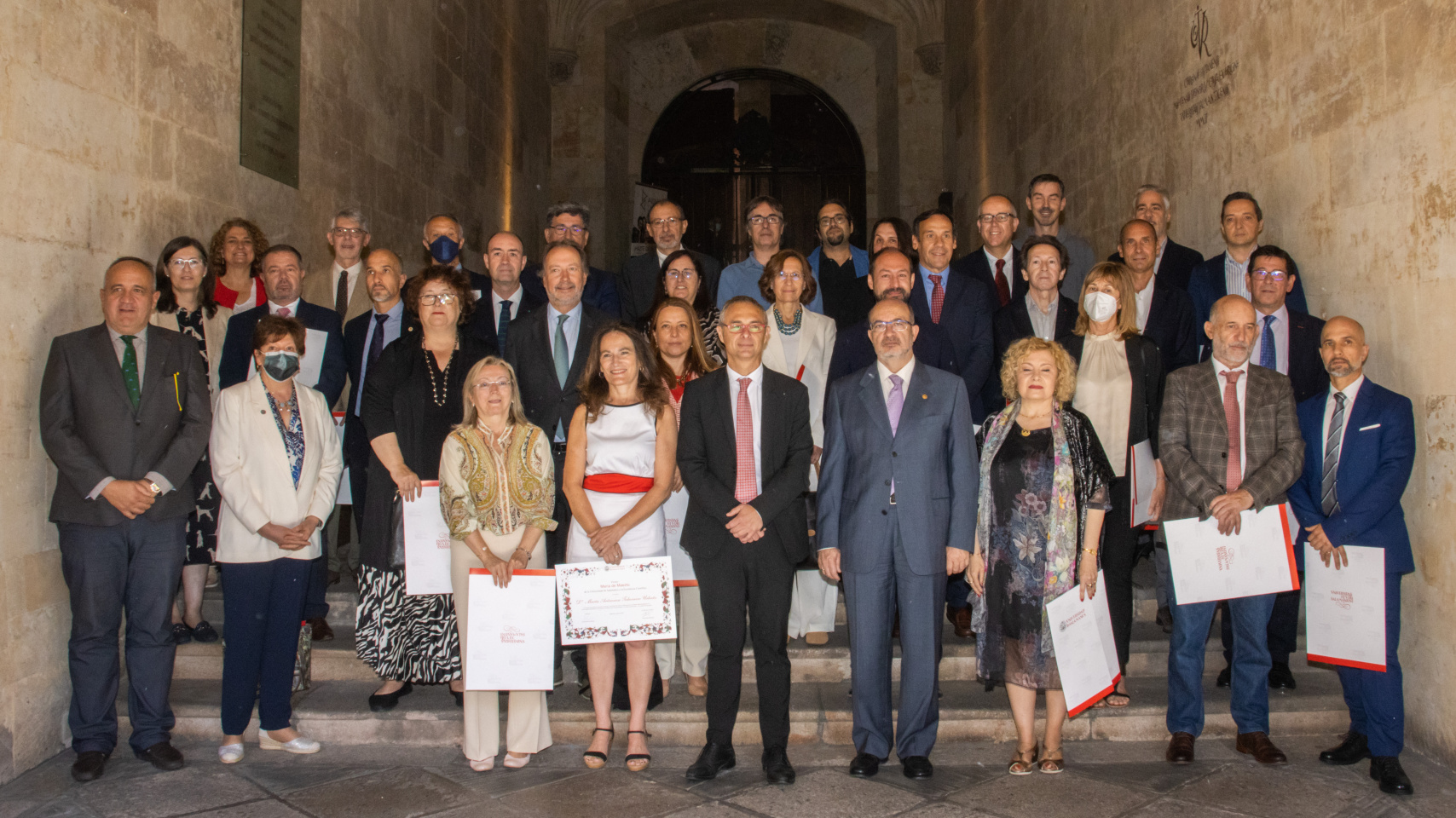 Foto familia de los premiados 'María de Maeztu' y 'Gloria Begué'