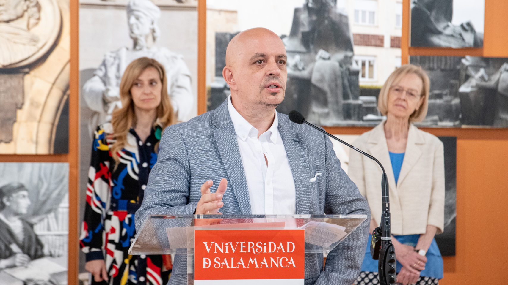 El comisario de la exposición y catedrático de Filología Clásica e Indoeuropeo, Juan Antonio González Iglesias.