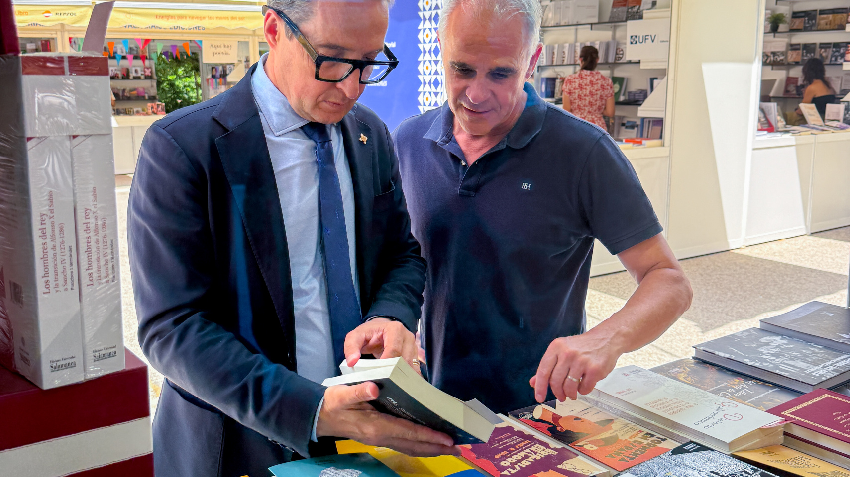 El rector de la Universidad de Salamanca, Juan Manuel Corchado, y el director de Ediciones USAL, Jacobo Sanz Hermida, en la Feria de Madrid