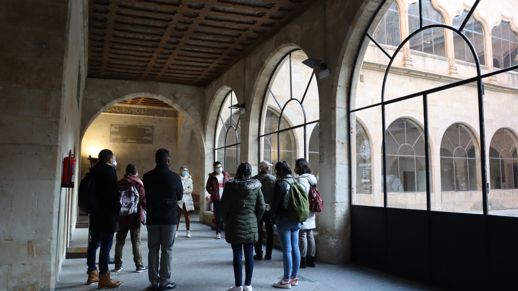 Asistentes a la visita del interior del edificio de las Escuelas Mayores