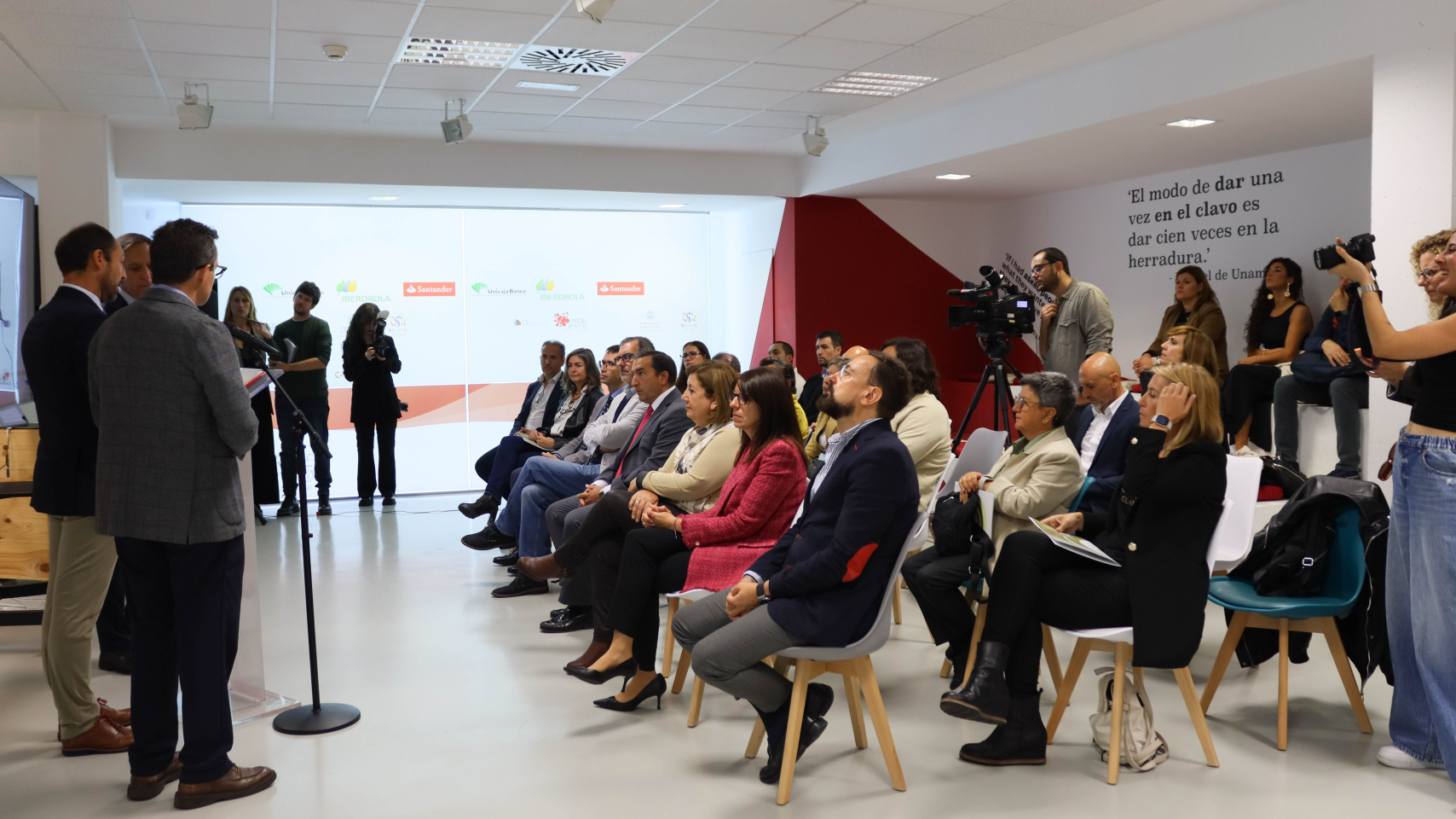 Medios de comunicación durante la inauguración del proyecto