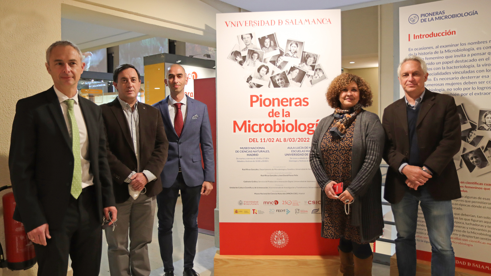 De izquierda a derecha: Ricardo Rivero, rector de la Universidad de Salamanca; Rafael Zardoya, director del Museo Nacional de Ciencias Naturales; Raúl Rivas, responsable de la exposición; Pilar López, vicedirectora de Comunicación y Cultura Científica; y Borja Milá, vicedirector de Exposiciones. (Madrid)