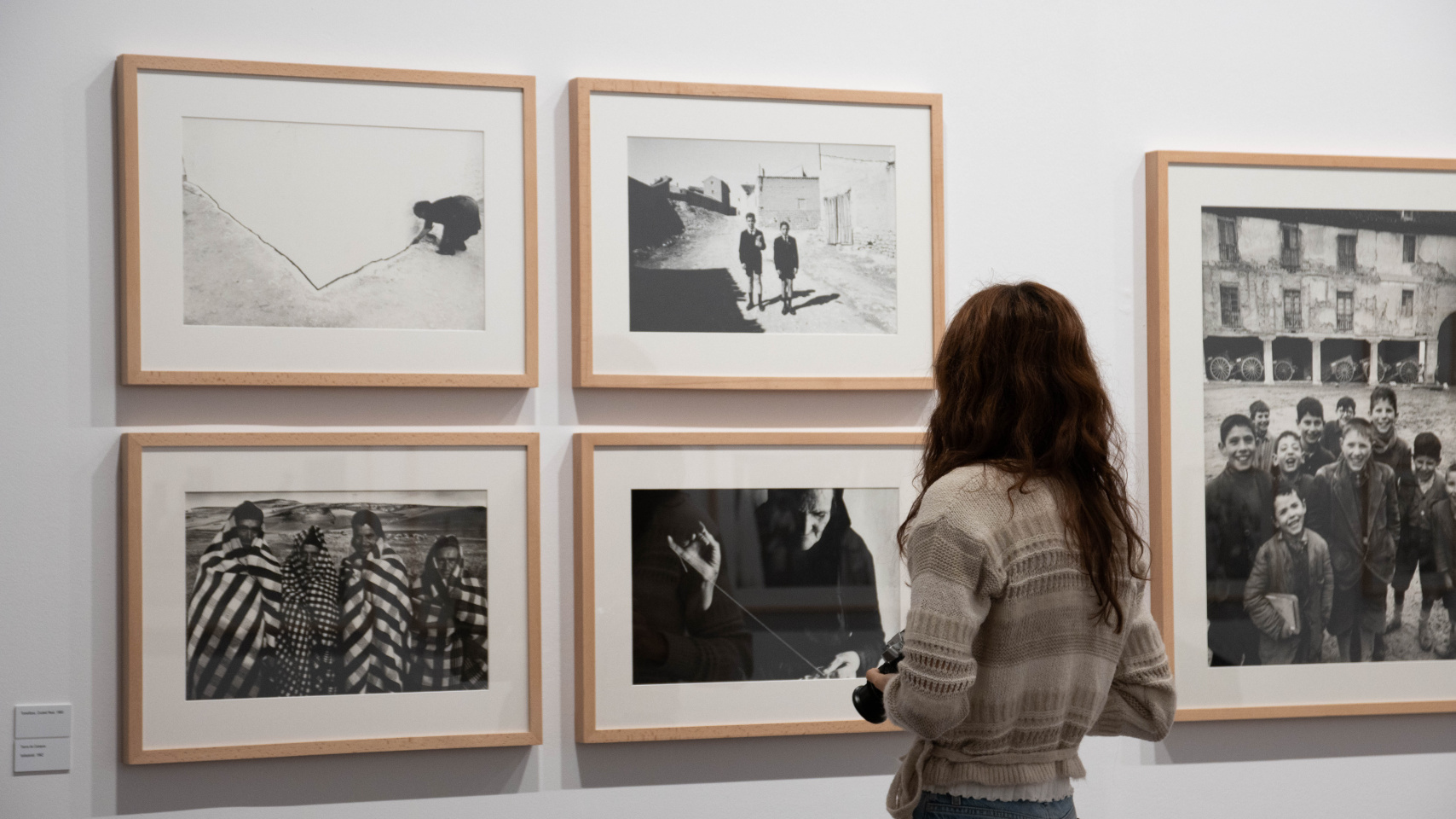 Visitante admira la muestra de Ramón Masats