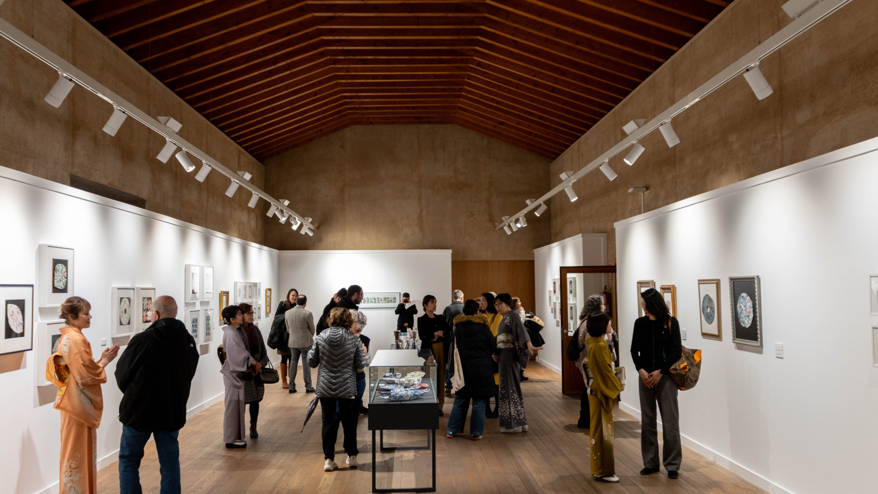 Asistentes a la inauguración de la muestra “Simbiosis entre Oriente y Occidente”