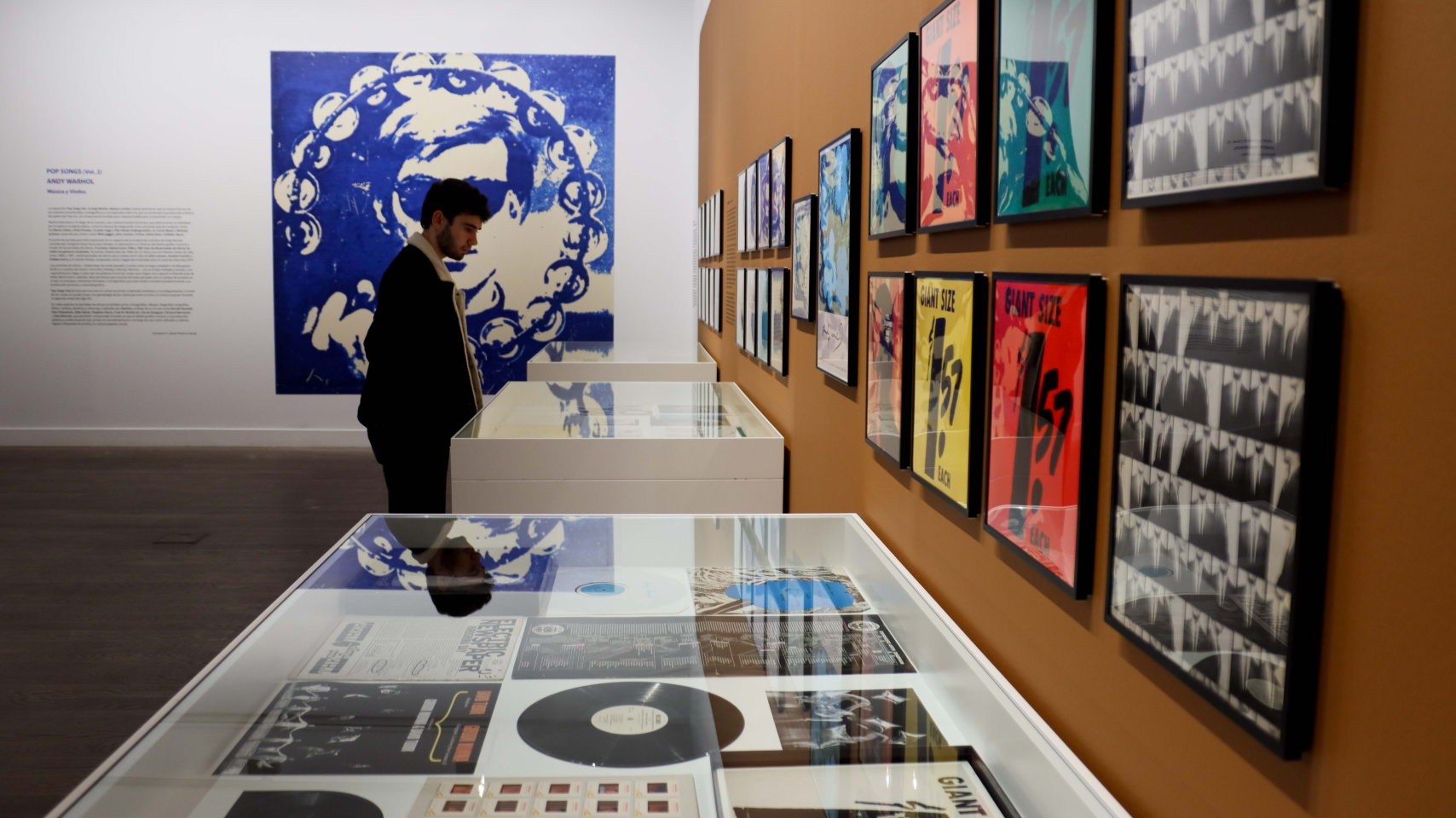 Parte de la exposición “Pop songs (Vol.2). Andy Warhol. Música y Vinilos”