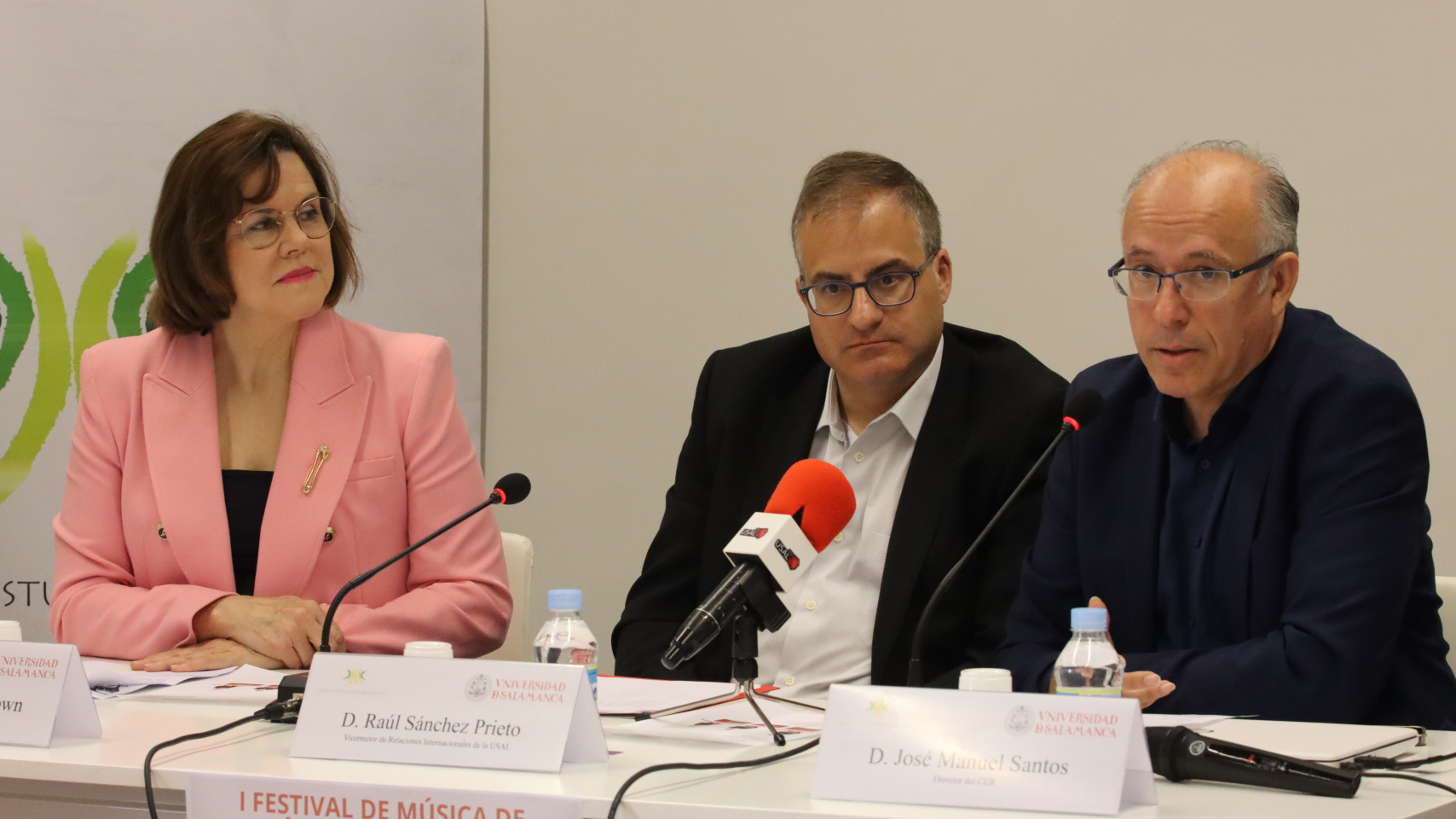 El vicerrector de Relaciones Internacionales, Raúl Sánchez; el profesor José Manuel Santos Pérez, director del CEB; y Sandra Myers Brown, directora del COSCYL.