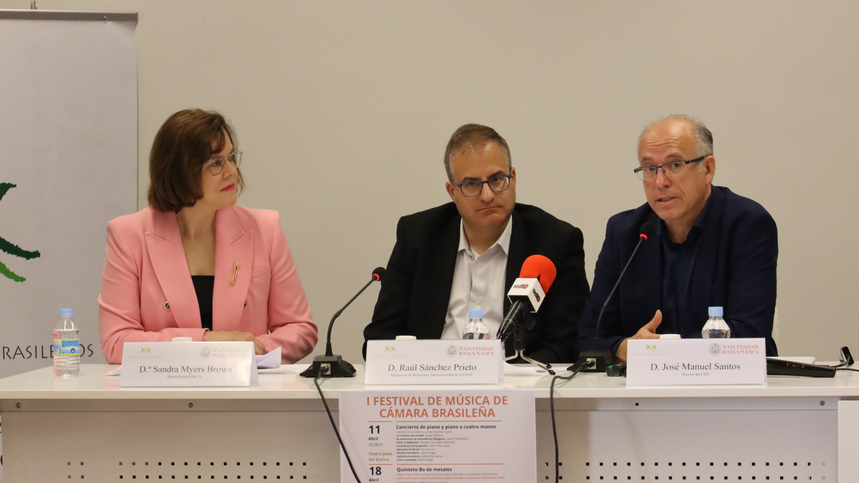 El vicerrector de Relaciones Internacionales, Raúl Sánchez; el profesor José Manuel Santos Pérez, director del CEB; y Sandra Myers Brown, directora del COSCYL.