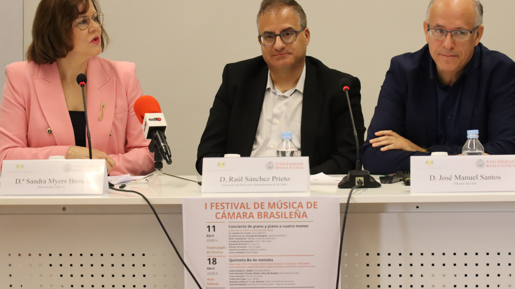 El vicerrector de Relaciones Internacionales, Raúl Sánchez; el profesor José Manuel Santos Pérez, director del CEB; y Sandra Myers Brown, directora del COSCYL.