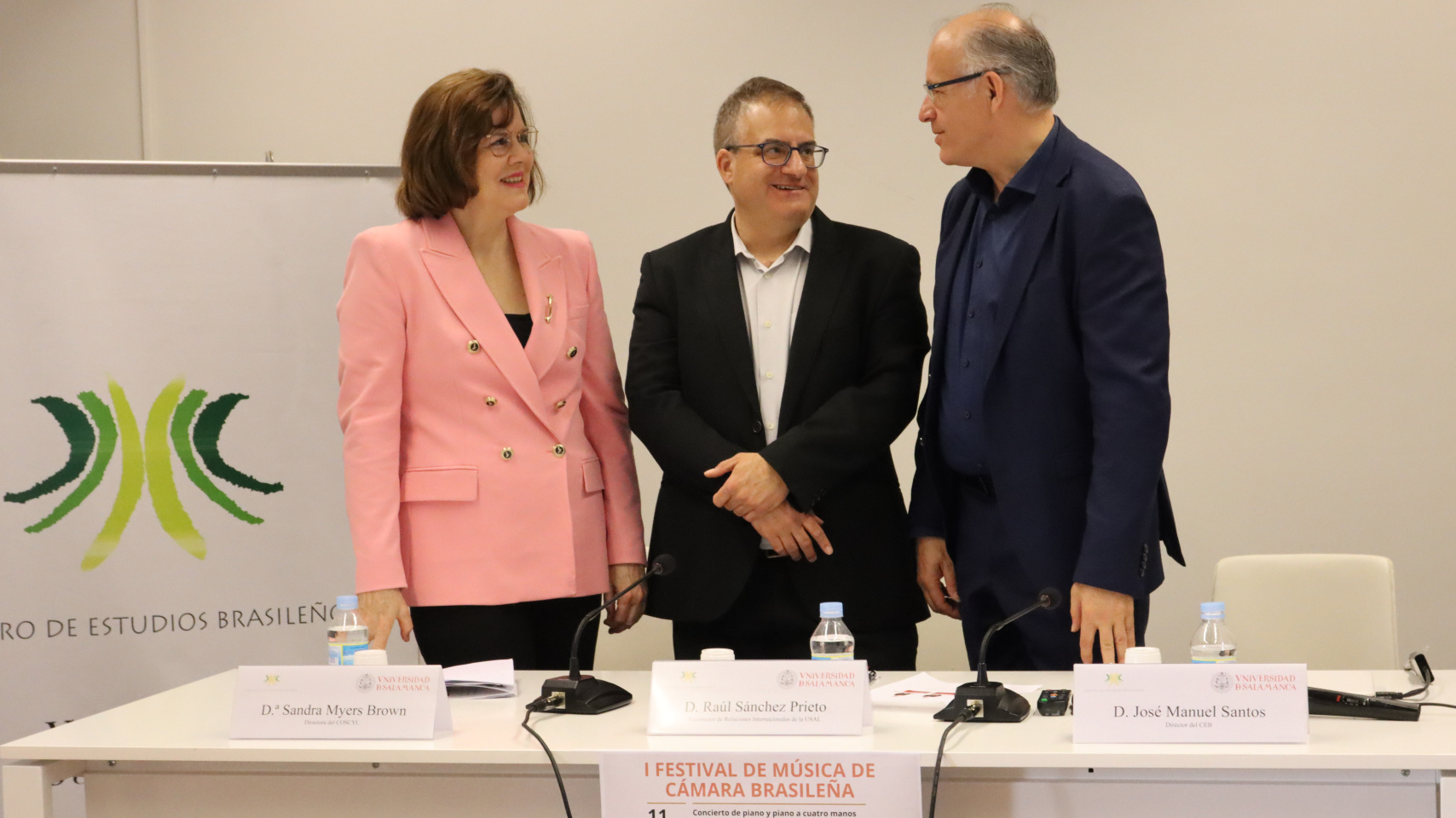 El vicerrector de Relaciones Internacionales, Raúl Sánchez; el profesor José Manuel Santos Pérez, director del CEB; y Sandra Myers Brown, directora del COSCYL.