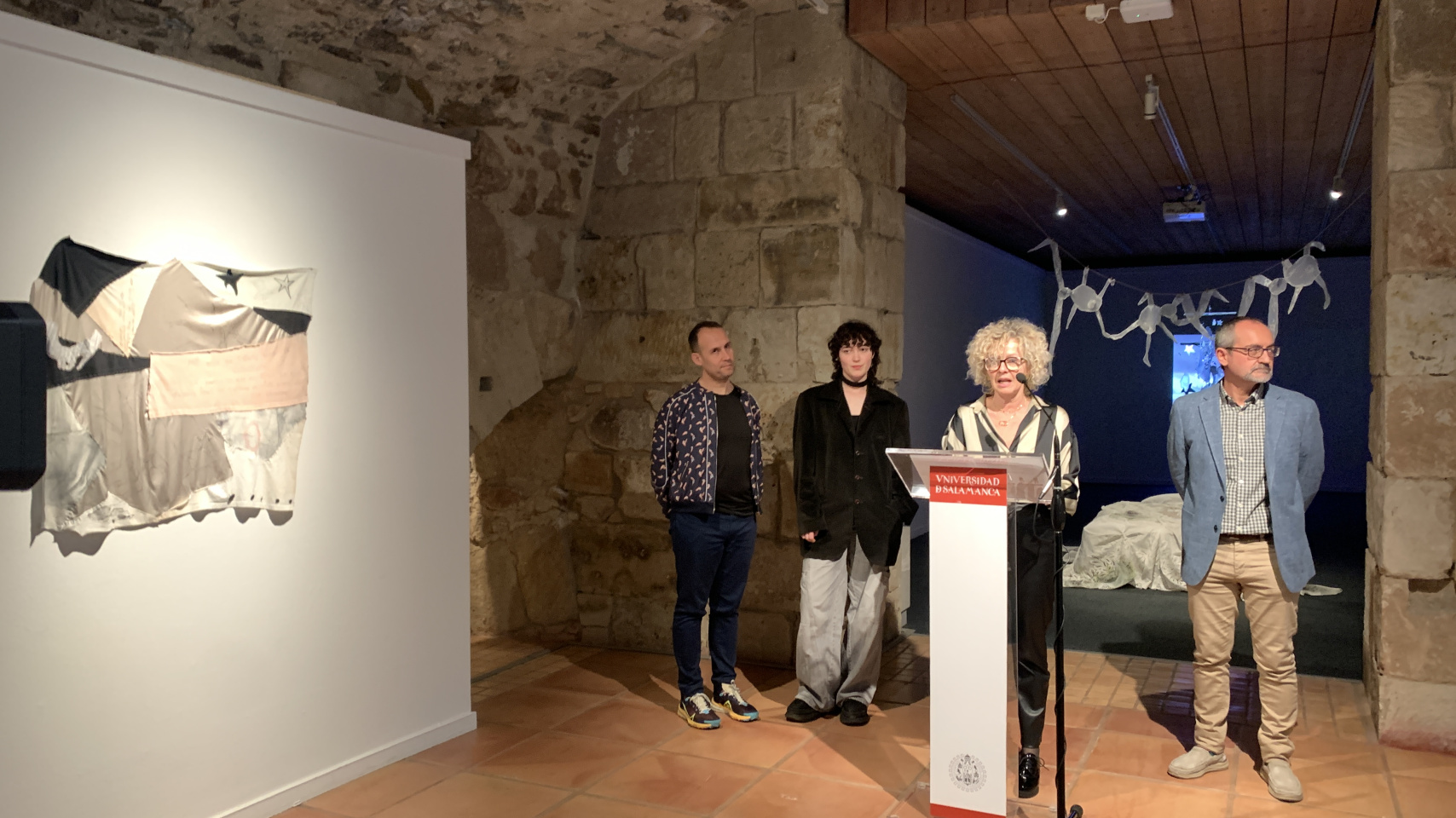 La vicerrectora de Estudiantes de la USAL, Celia Aramburu, acompañada de Diego del Pozo, vicedecano de la Facultad de Bellas Artes; Luis Barrio, director del Servicio de Actividades Culturales, y el propio artista en rueda de prensa