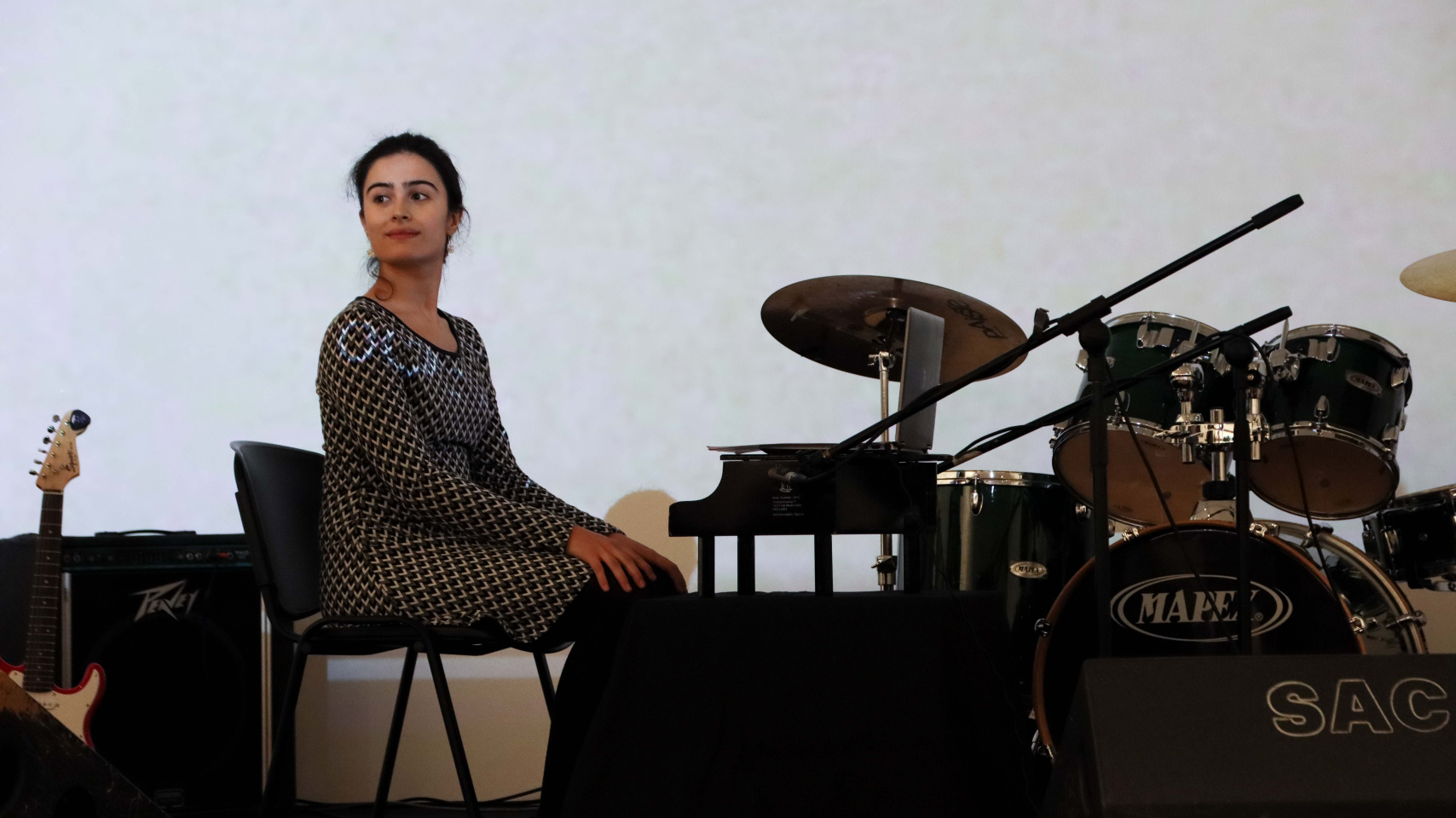 Artista realiza performance musical durante la inauguración de la muestra.