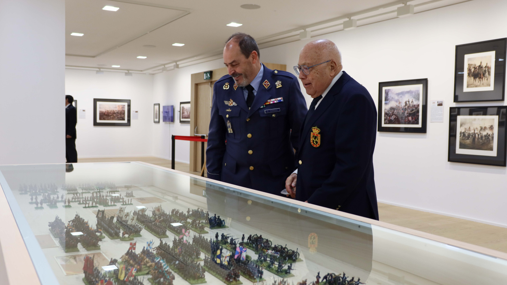 El subdelegado de Defensa visita la exposición 'Soldados de España'