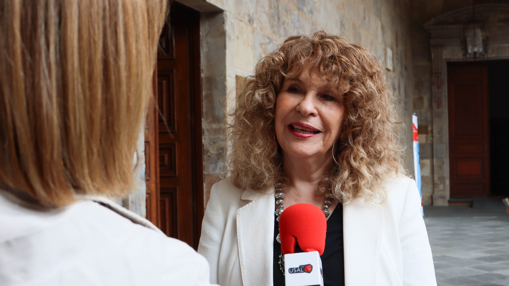 Gioconda Belli entrevistada por USAL TV antes de la presentación de la jornada.