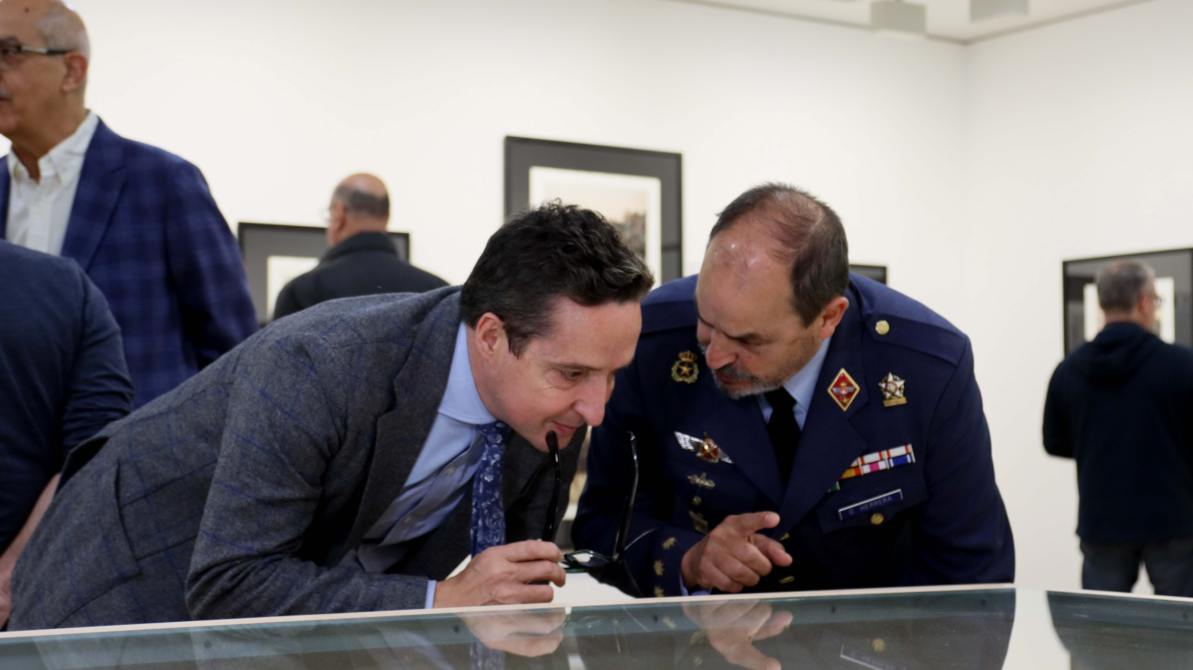 El rector Juan Manuel Corchado y el subdelegado Emilio García visitan la exposición 'Soldados de España'