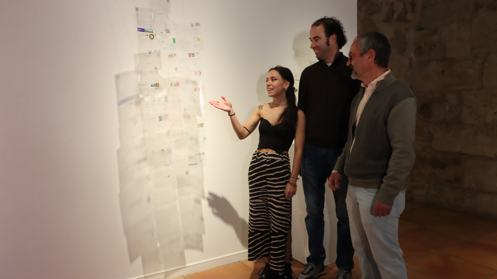 Andrea Fernández Hermida, junto a Luis Barrio, director del Servicio de Actividades Culturales, y el vicedecano de Estudiantes y Comunicación Institucional de la Facultad de Bellas Artes, Estifen Tedejo