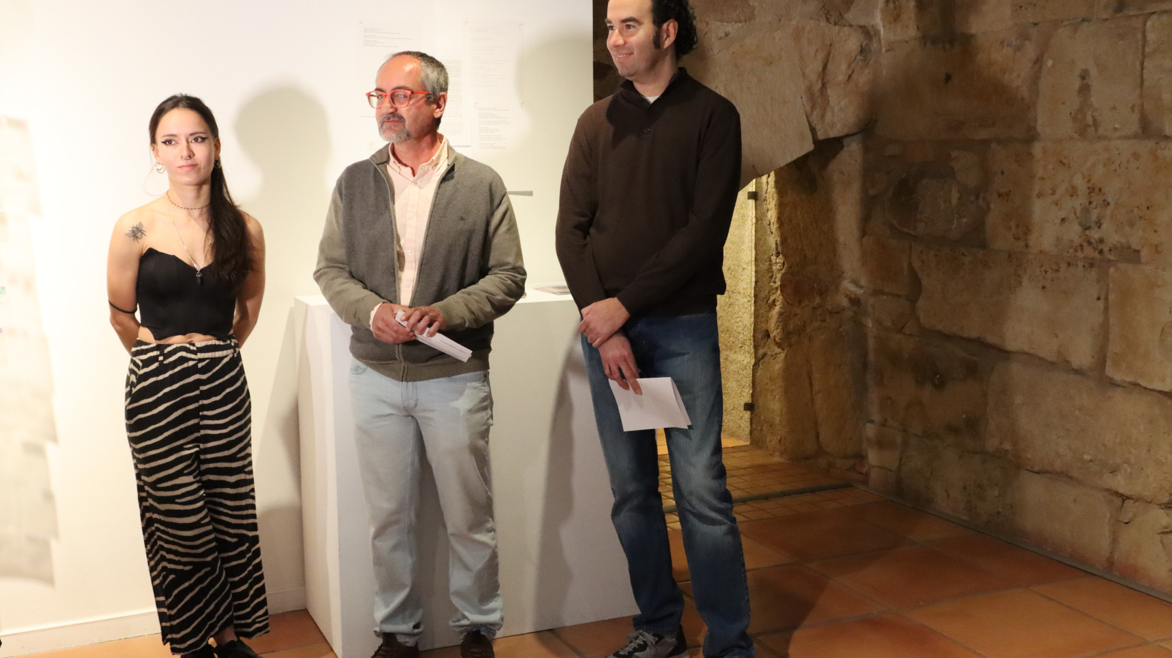 Andrea Fernández Hermida, junto a Luis Barrio, director del Servicio de Actividades Culturales, y el vicedecano de Estudiantes y Comunicación Institucional de la Facultad de Bellas Artes, Estifen Tedejo