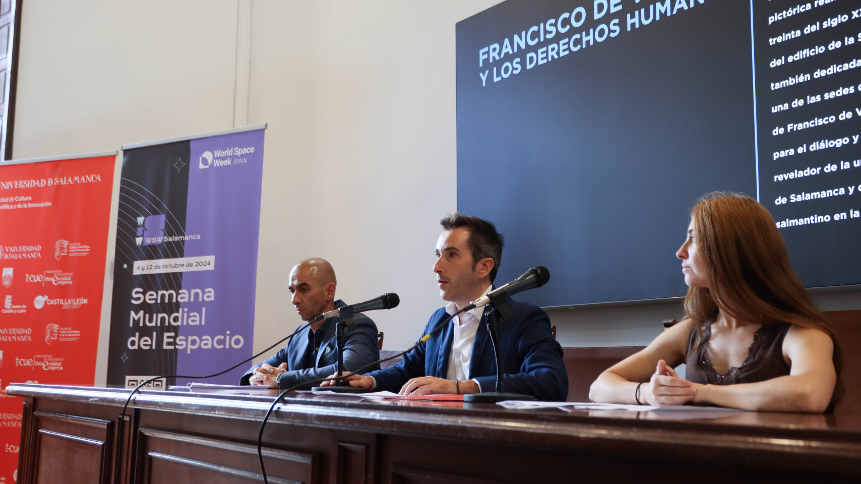 Marian Tardáguila, técnico de la UCC+i USAL Federico Bueno, vicerrector de Transferencia, Innovación y Emprendimiento; y Raúl Rivas, director del Servicio de Innovación y Producción Digital y responsable de la Unidad de Cultura Científica y de la Innovación durante la presentación de la Semana del Espacio