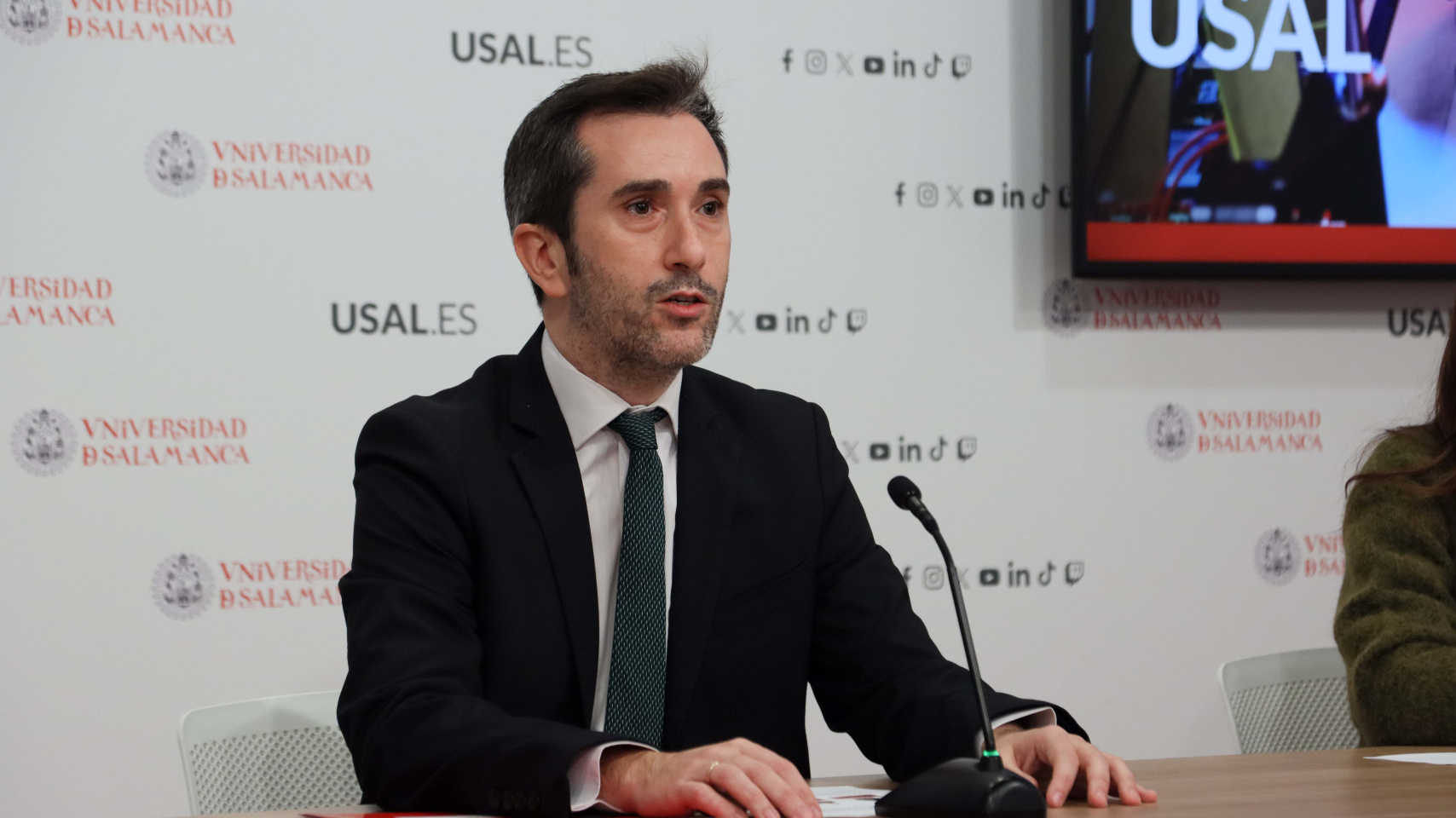 El vicerrector Federico Bueno durante su intervención en la rueda de prensa.