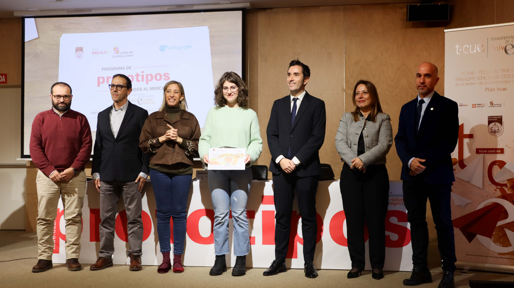 Entrega de diploma a estudiante premiada por su trabajo