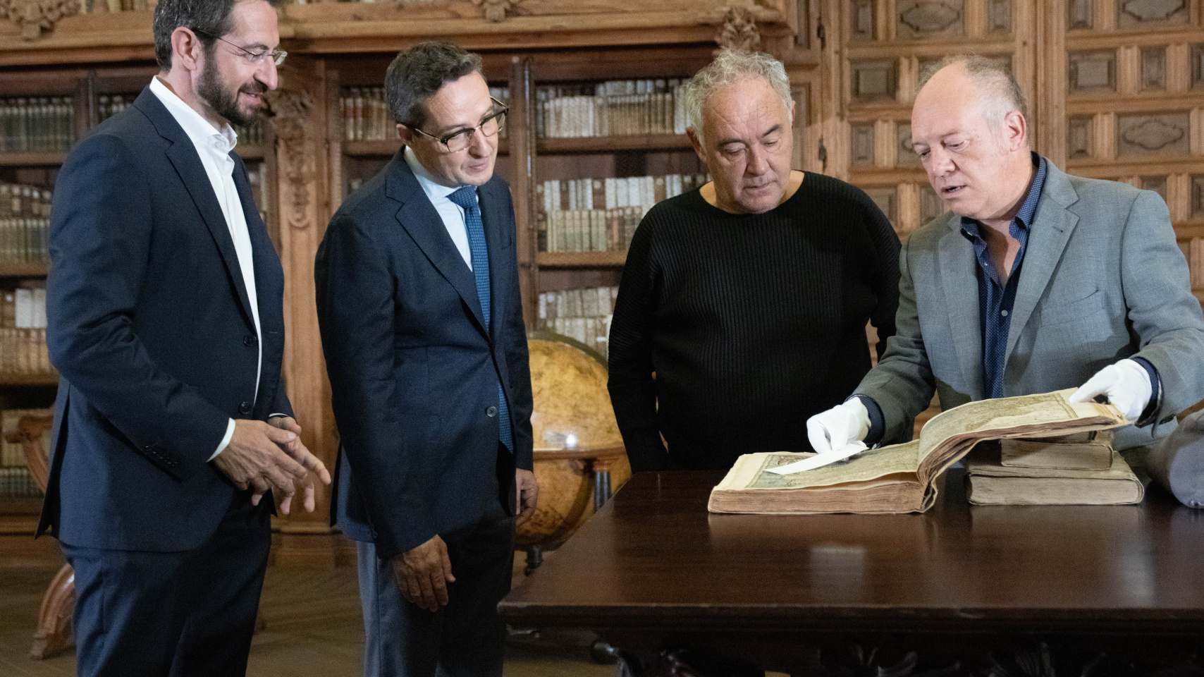 Ferran Adrià visita la Biblioteca General Histórica de la USAL junto a Juan Manuel Corchado y Gustavo Lannelongue