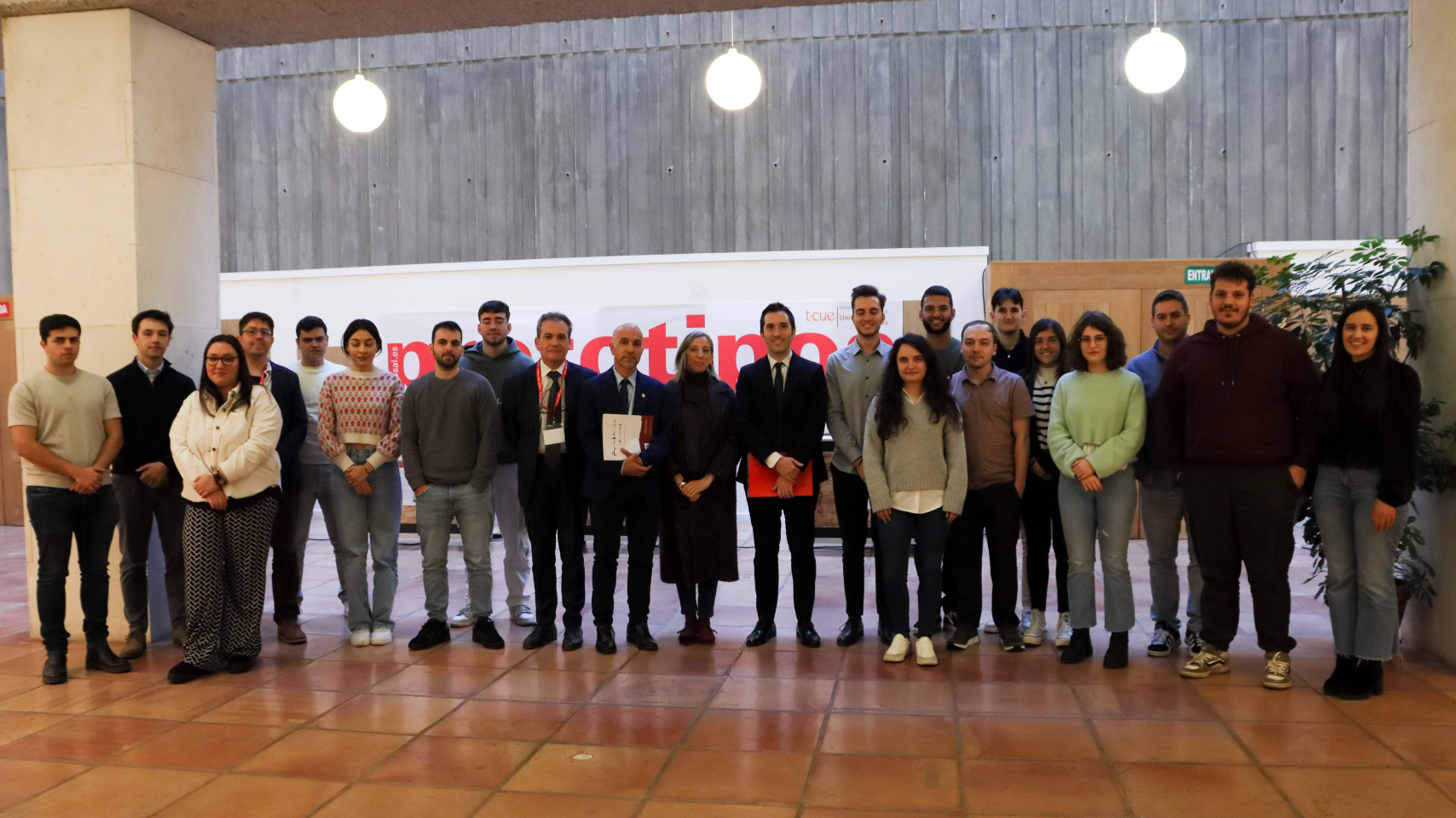 Estudiantes del programa junto al director de la Fundación General; el vicerrector de Transferencia, Innovación y Emprendimiento; y la directora general de Universidades  e Investigación de la Junta.