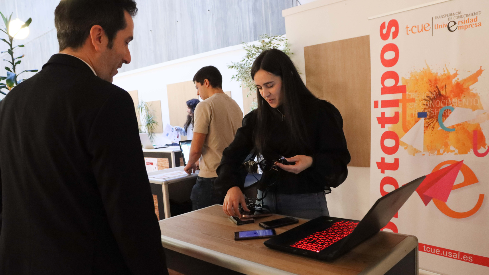 El vicerrector Federico Bueno vista los stand de los diferentes prototipos de esta edición
