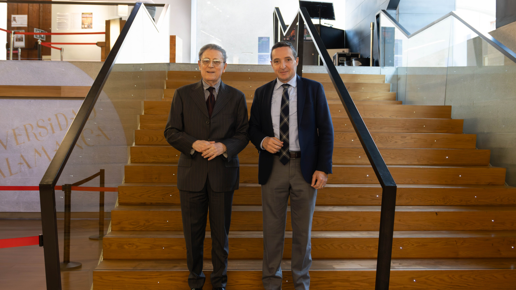 El director Francisco José Fernández Rodríguez y el rector Juan Manuel Corchado en el teatro Juan del Enzina