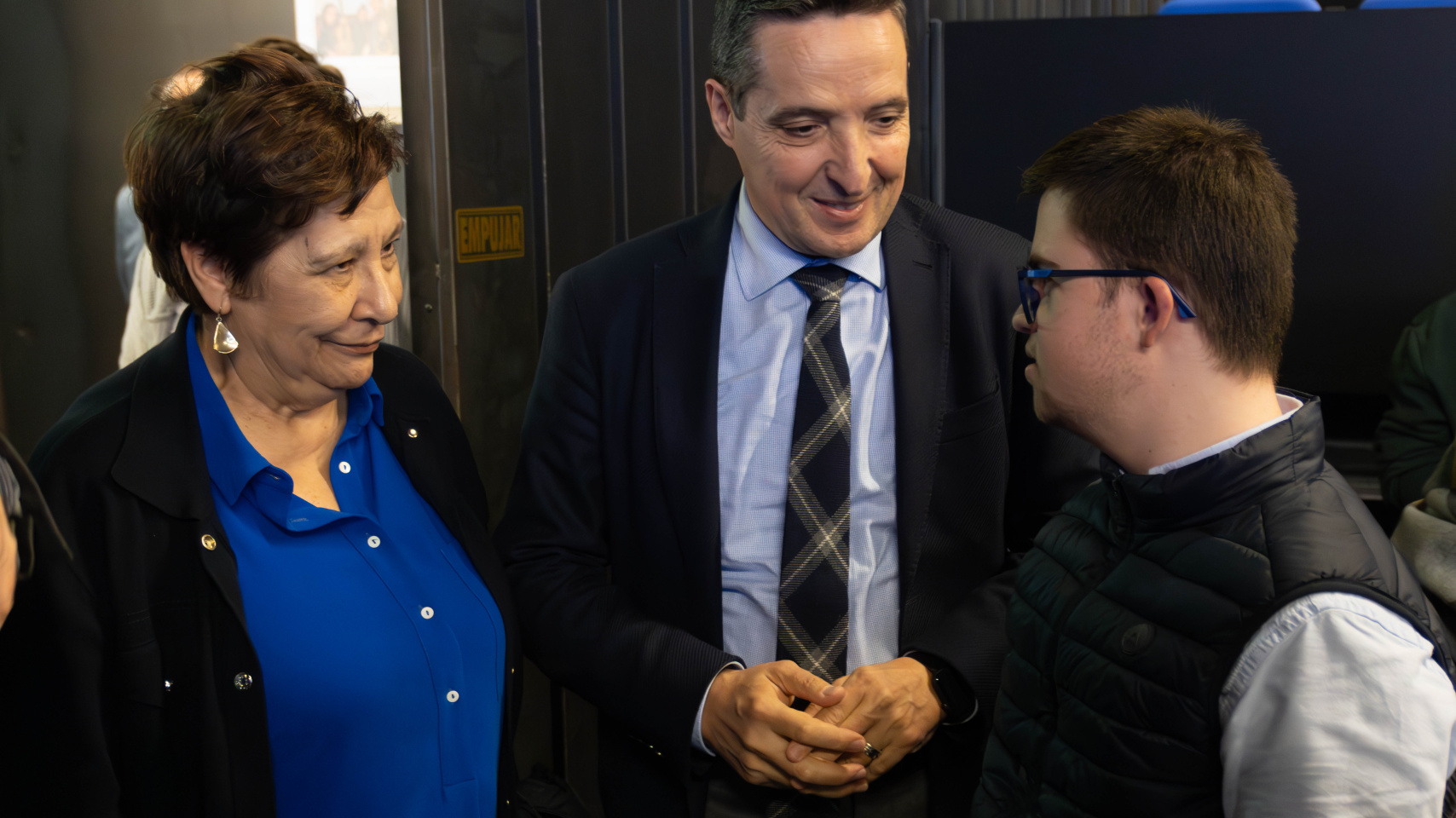 El rector Juan Manuel Corchado y la directora del SAS Mª. Ángeles Prieto junto a Sergio, miembro de la Asociación Down Salamanca, durante la proyección.