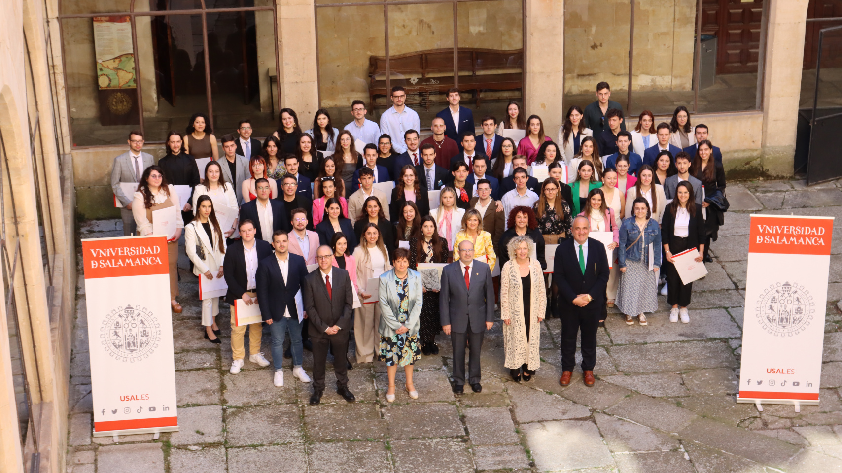 Imagen de grupo de los premiados de grado por la  Universidad de Salamanca