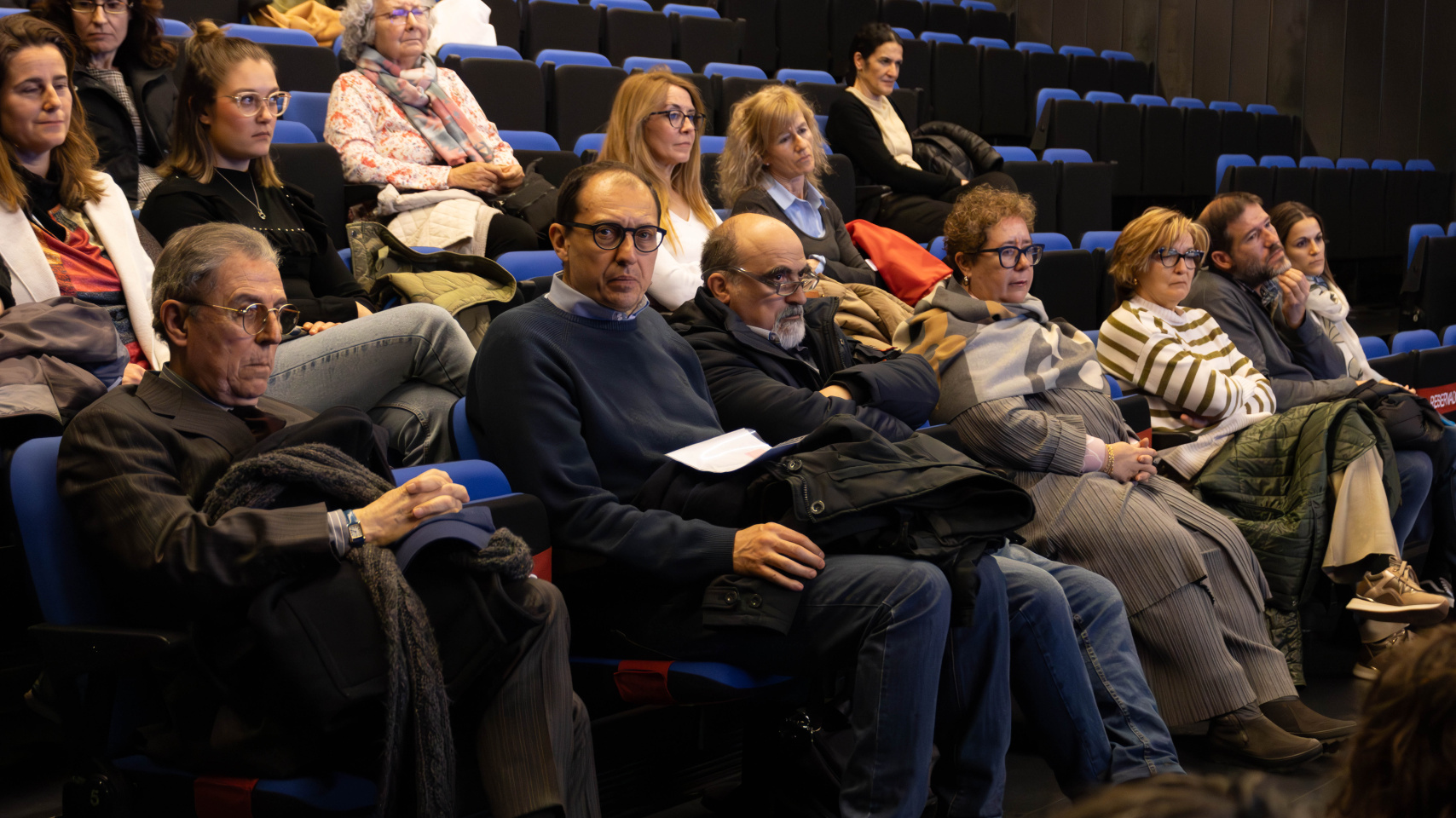 El director de "Te quiero Eugenio" junto a profesores, autoridades de la USAL y miembros de la Asociación Down Salamanca en la proyección de la película.
