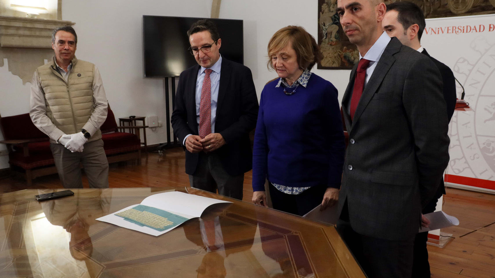 Juan Manuel Corchado, Ana Chaguaceda y Raúl Rivas muestran el telegrama a los medios