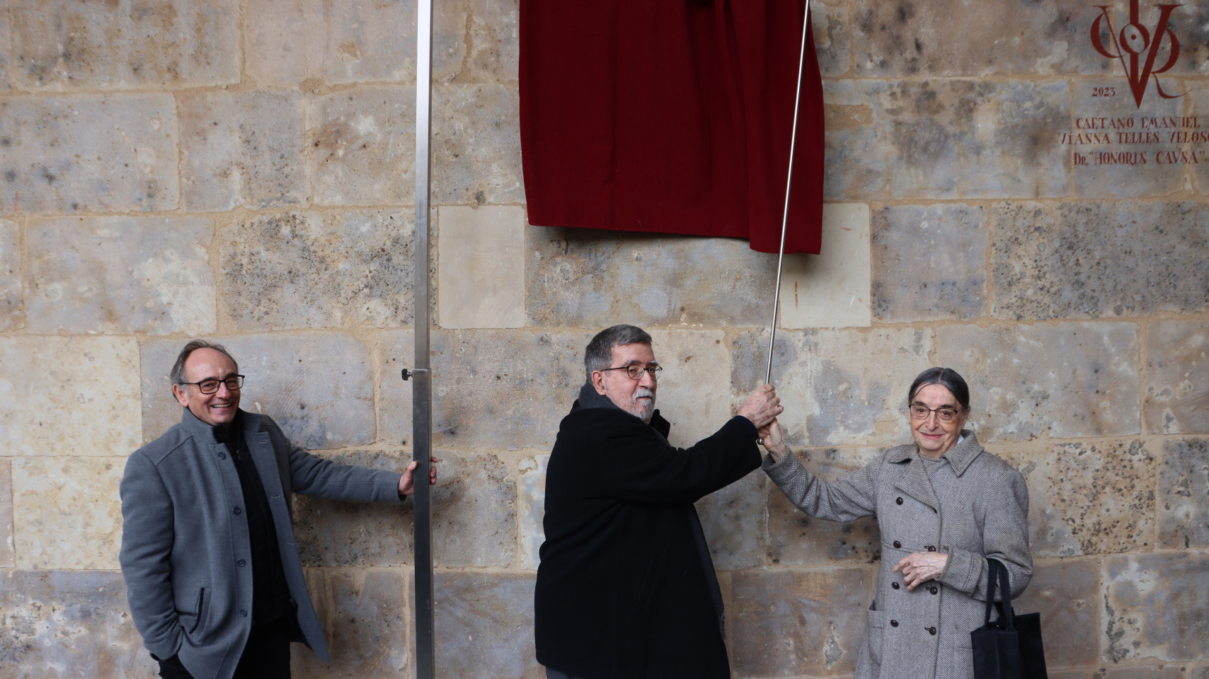 El decano de la facultad, Manuel González de la Aleja; el hijo del homenajeado, José Manuel Díaz de Bustamante; y Carmen Codoñer, profesora emérita honorífica de Filología Latina; descubren el vítor de Manuel Díaz y Díaz.