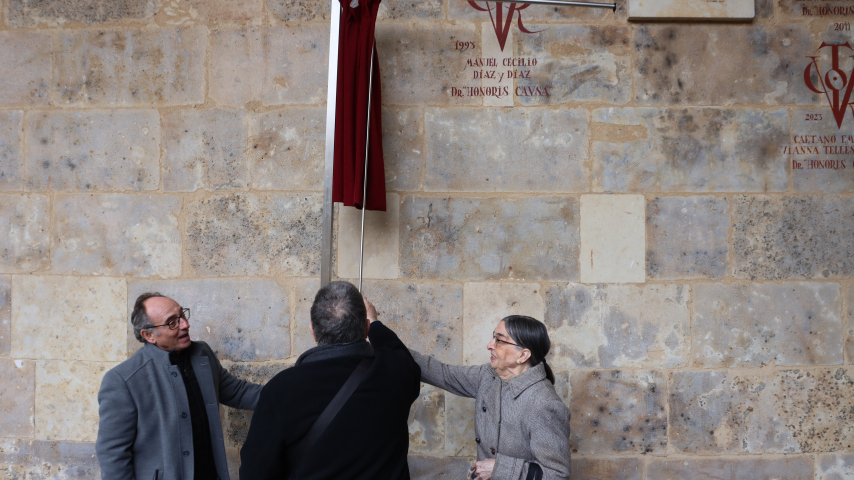 El decano de la facultad, Manuel González de la Aleja; el hijo del homenajeado, José Manuel Díaz de Bustamante; y Carmen Codoñer, profesora emérita honorífica de Filología Latina; descubren el vítor de Manuel Díaz y Díaz.