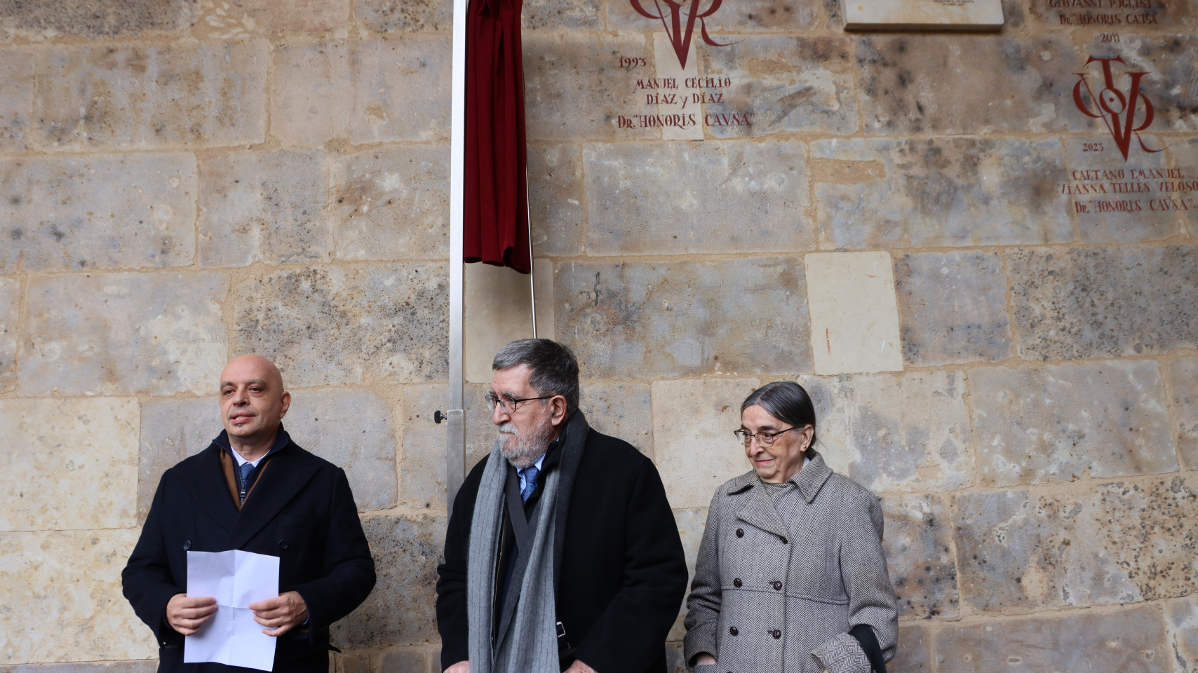 El profesor Juan Antonio González Iglesias; el hijo del homenajeado, José Manuel Díaz de Bustamante; y Carmen Codoñer, profesora emérita honorífica de Filología Latina; descubren el vítor de Manuel Díaz y Díaz.
