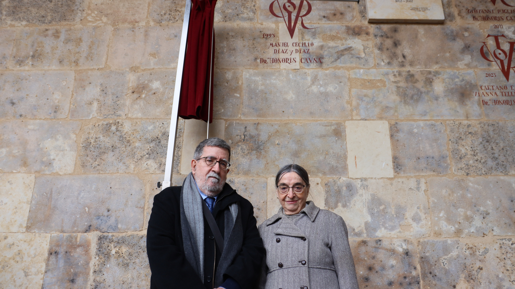 El hijo del homenajeado, José Manuel Díaz de Bustamante; y Carmen Codoñer, profesora emérita honorífica de Filología Latina.
