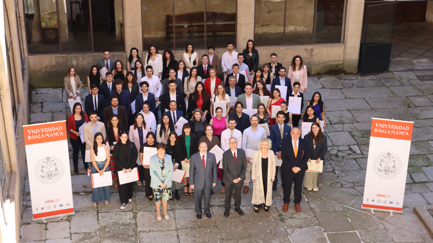Imagen de grupo de los premiados de máster por la  Universidad de Salamanca