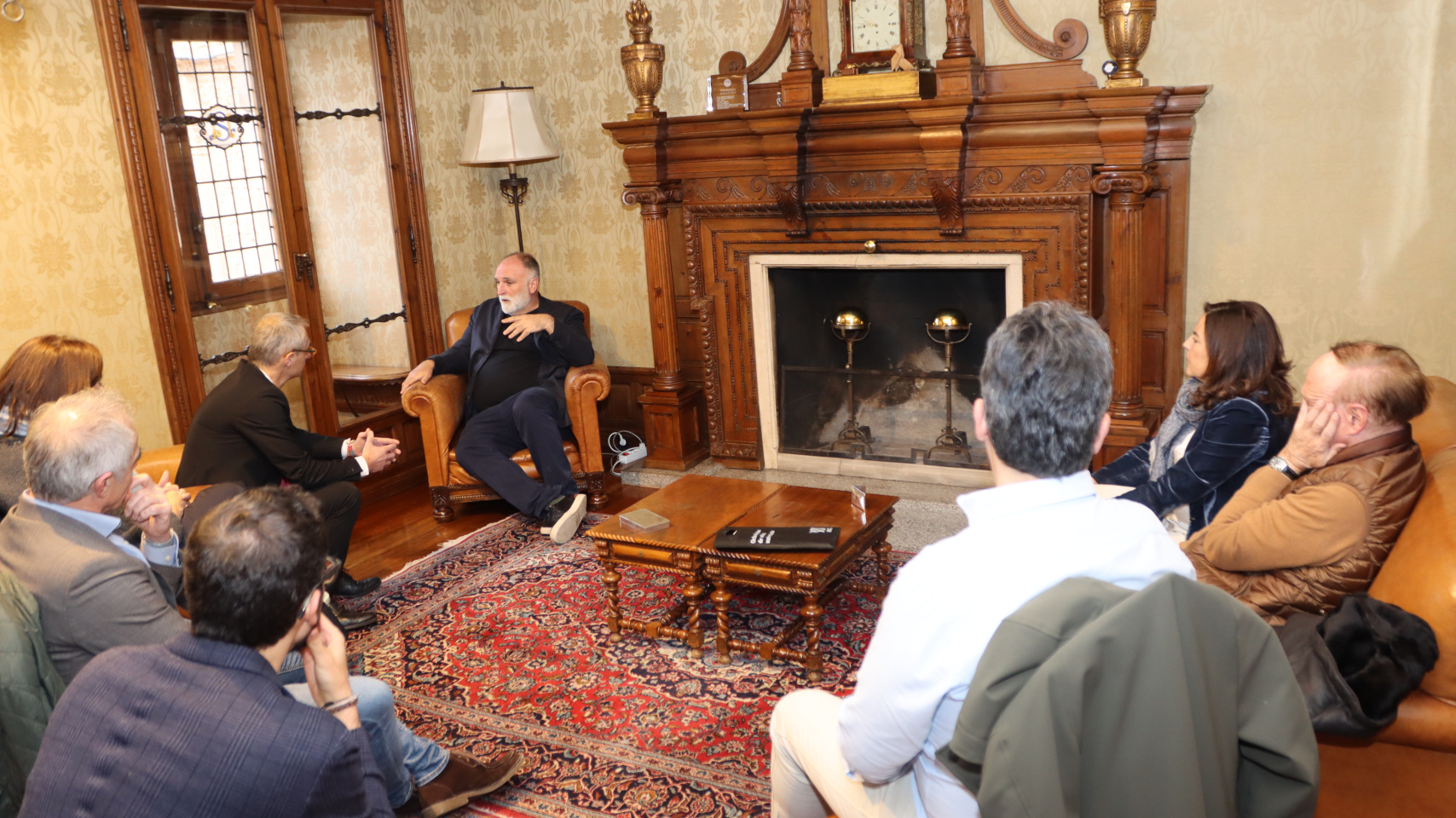 El rector de la Universidad de Salamanca, Ricardo Rivero, recibe al famoso cocinero José Andrés